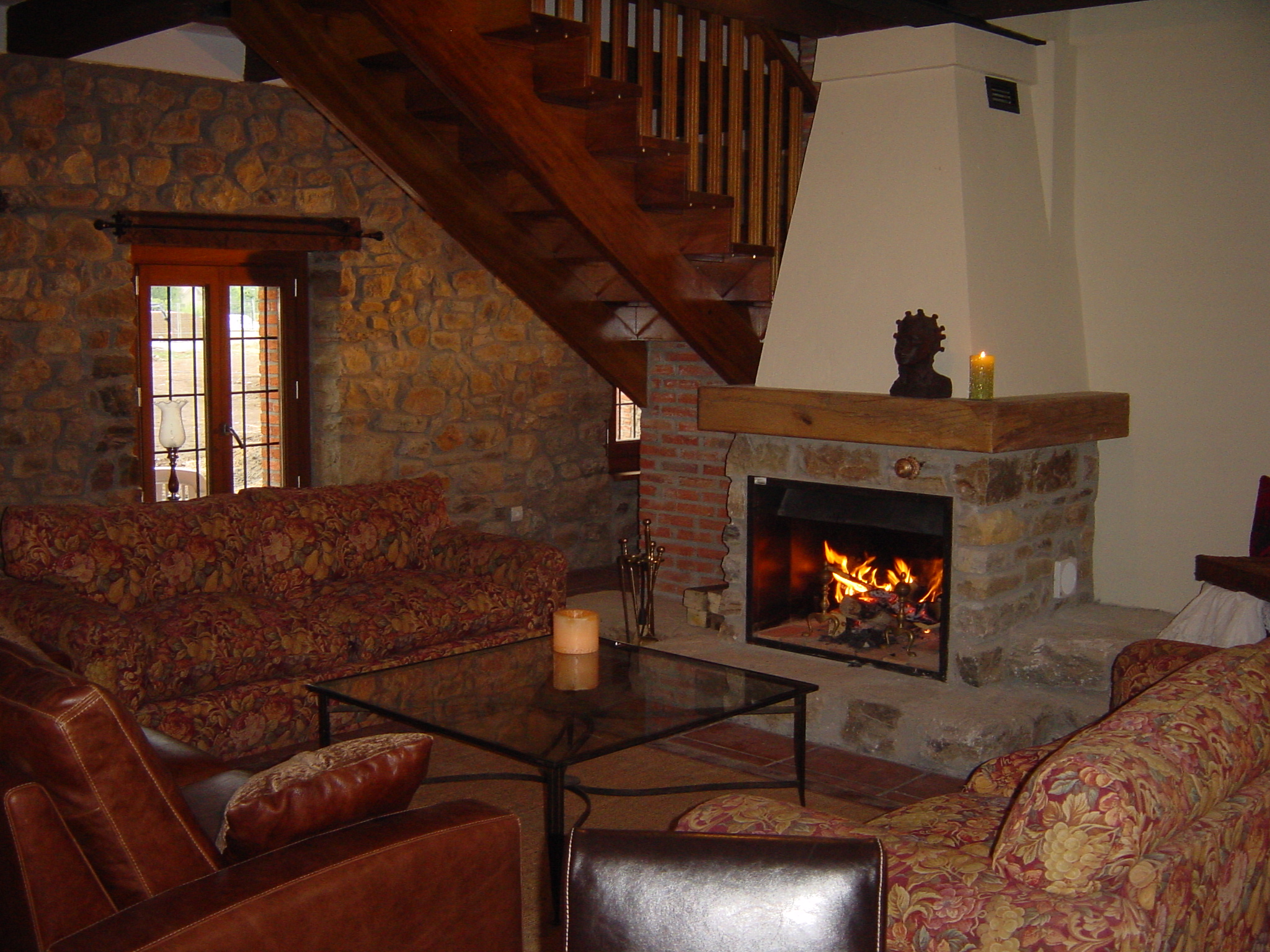 Salón con chimenea de Chousa Verde
