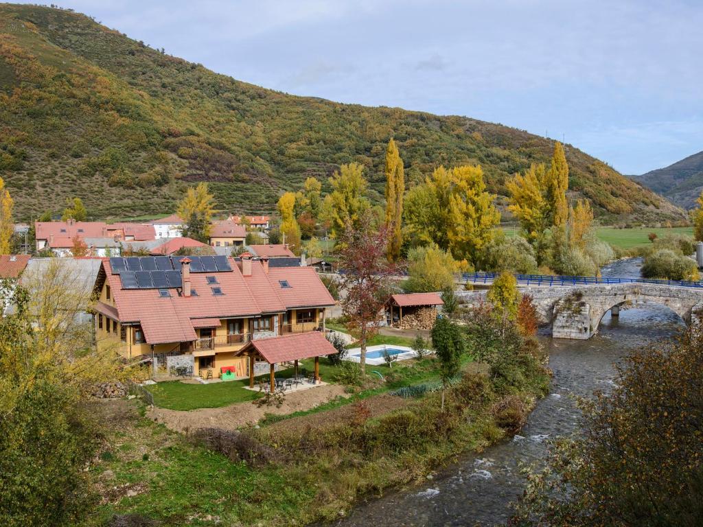 Las casas de El Casar del Puente junto al río