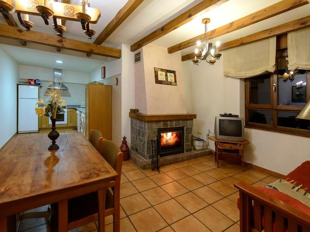 Salón con chimenea de El Casar del Puente II