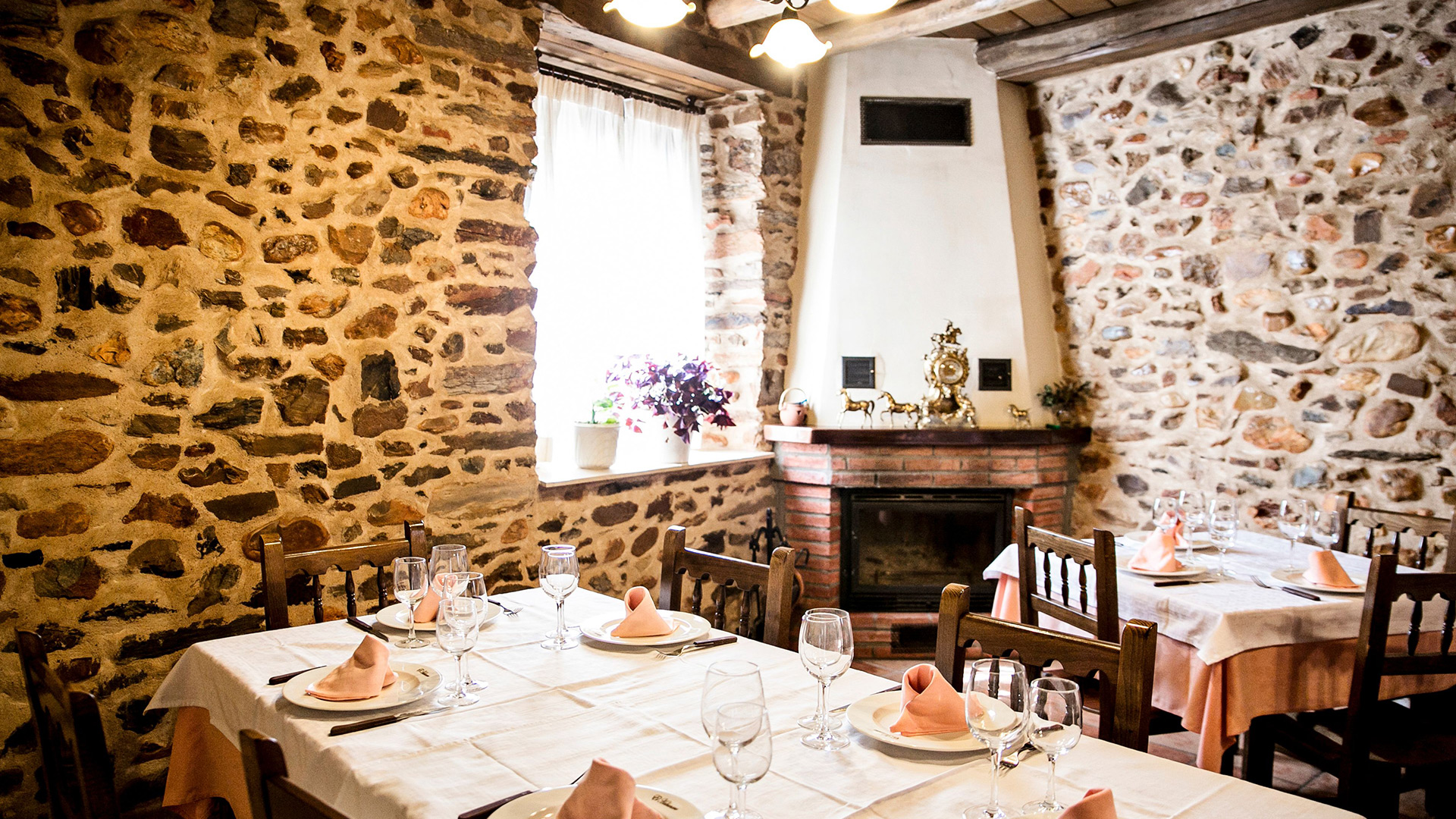 Comedor de piedra del Hotel Rural El Habanero