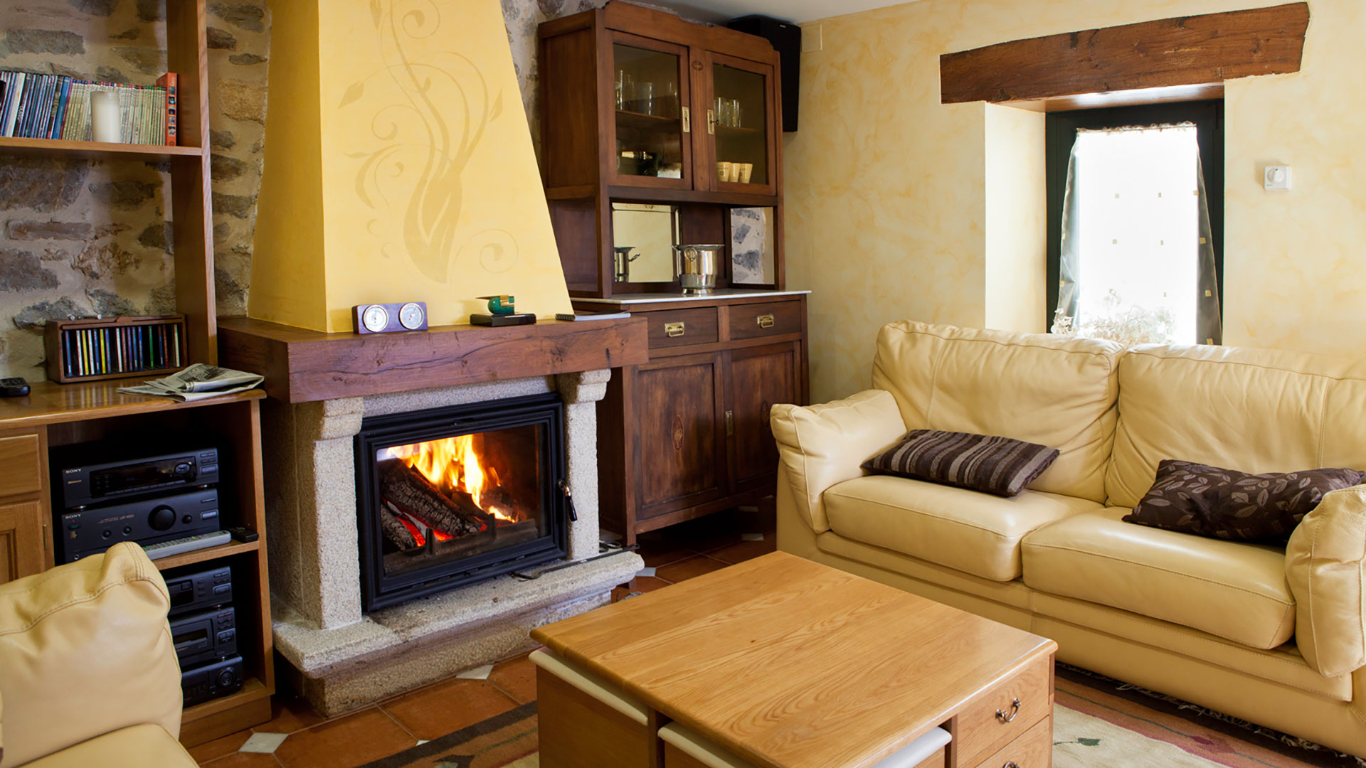 Salón con chimenea de La Majada 1
