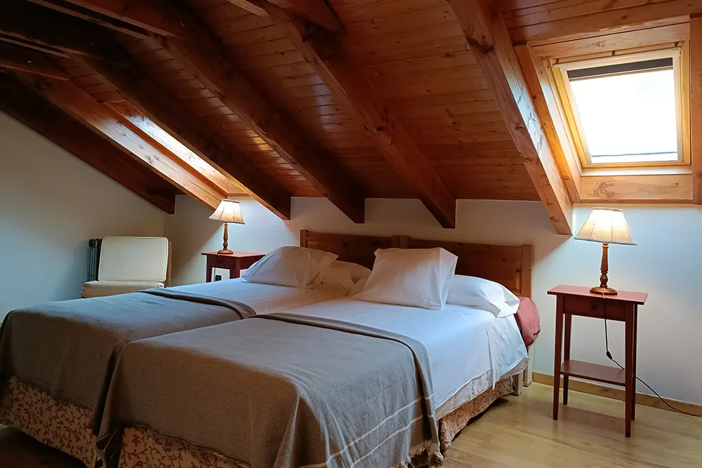 Dormitorio abuhardillado de La Morada de Vadinia