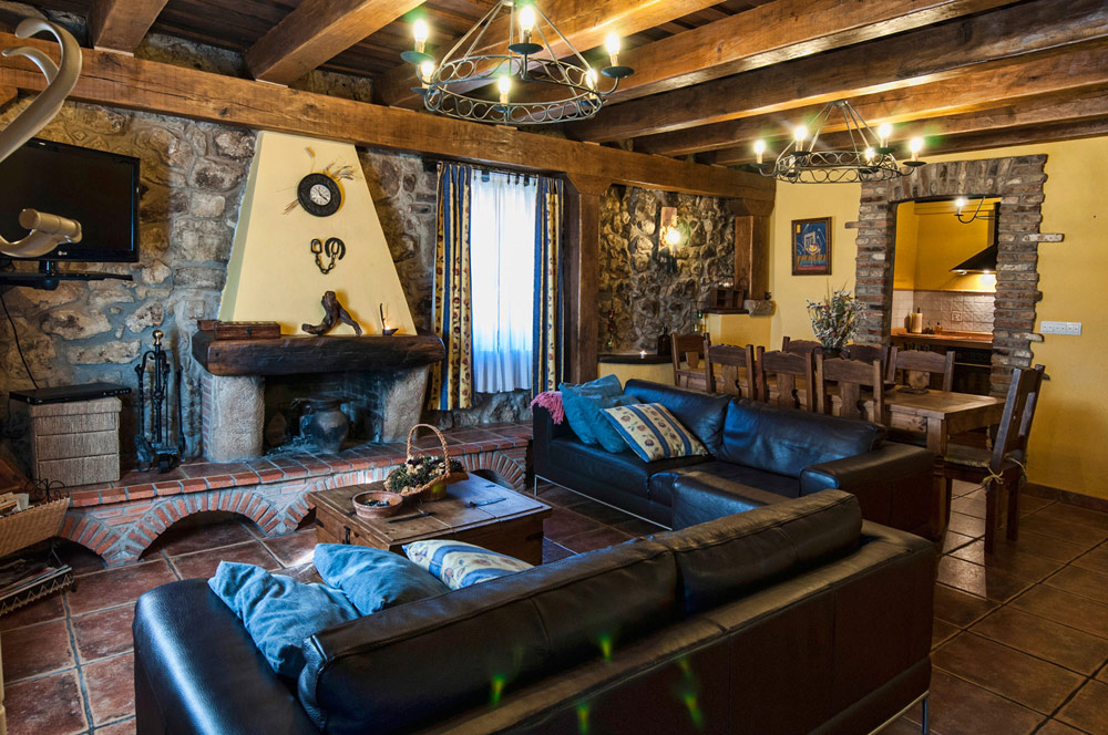 Salón con chimenea de La Venta del Alma