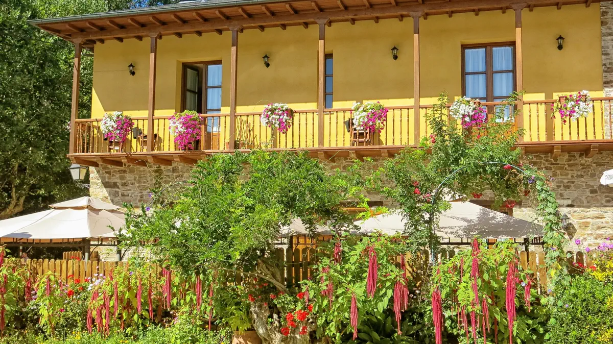 Fachada lateral del Hotel Valle del Silencio