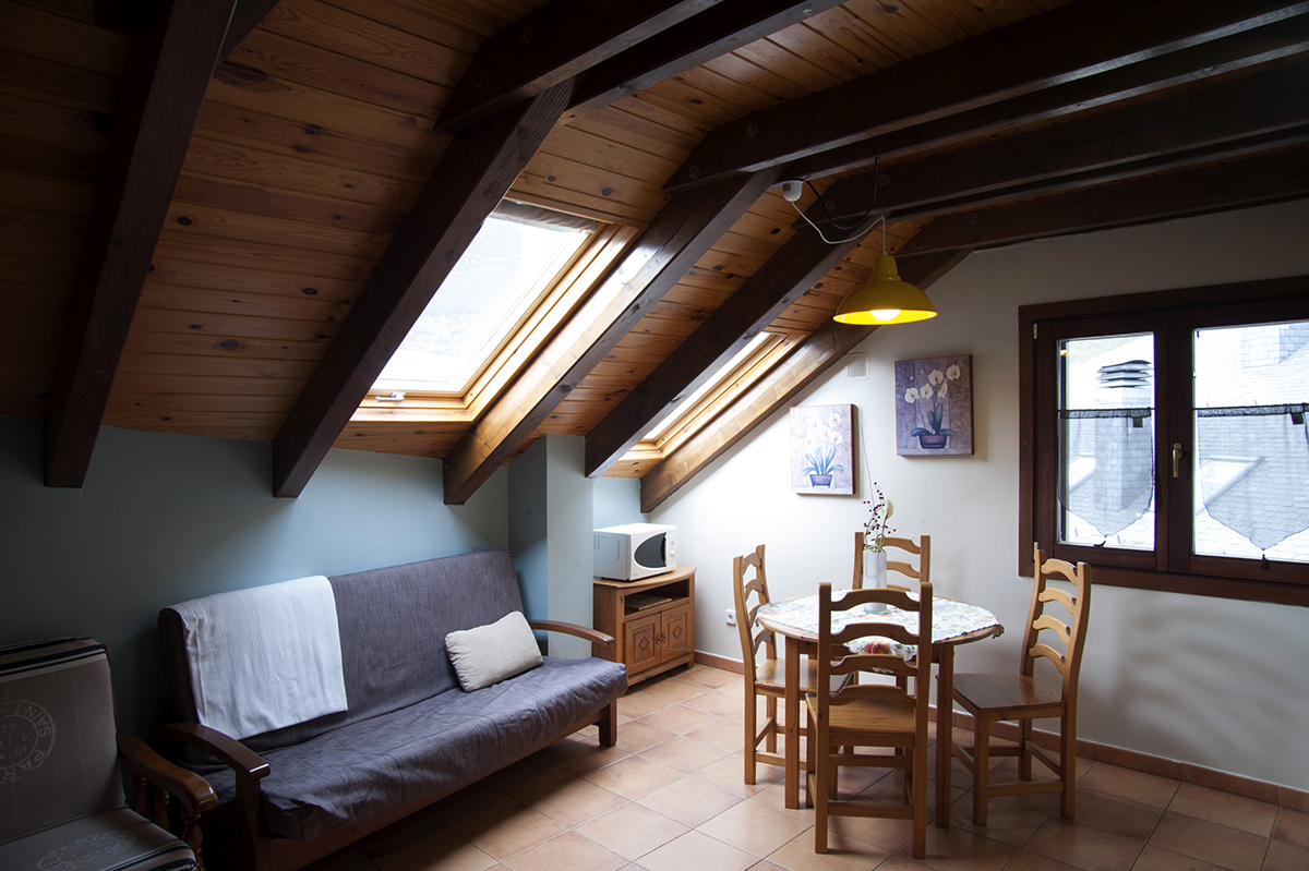 Sala de estar abuhardillada del apartamento 2 de Era de Baix