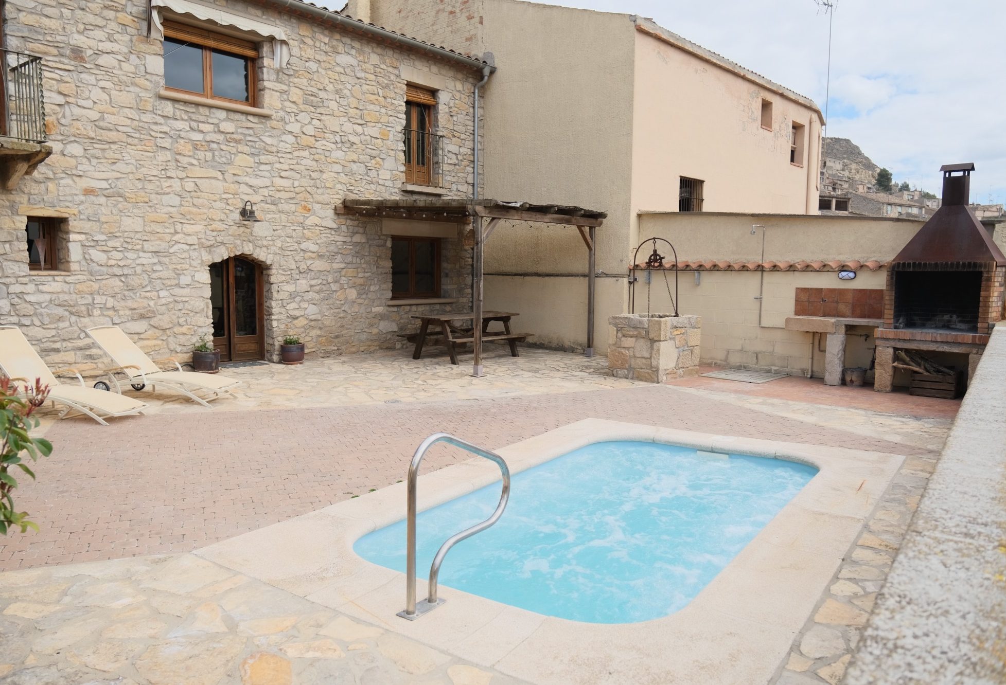 Patio y piscina de Cal Caminer