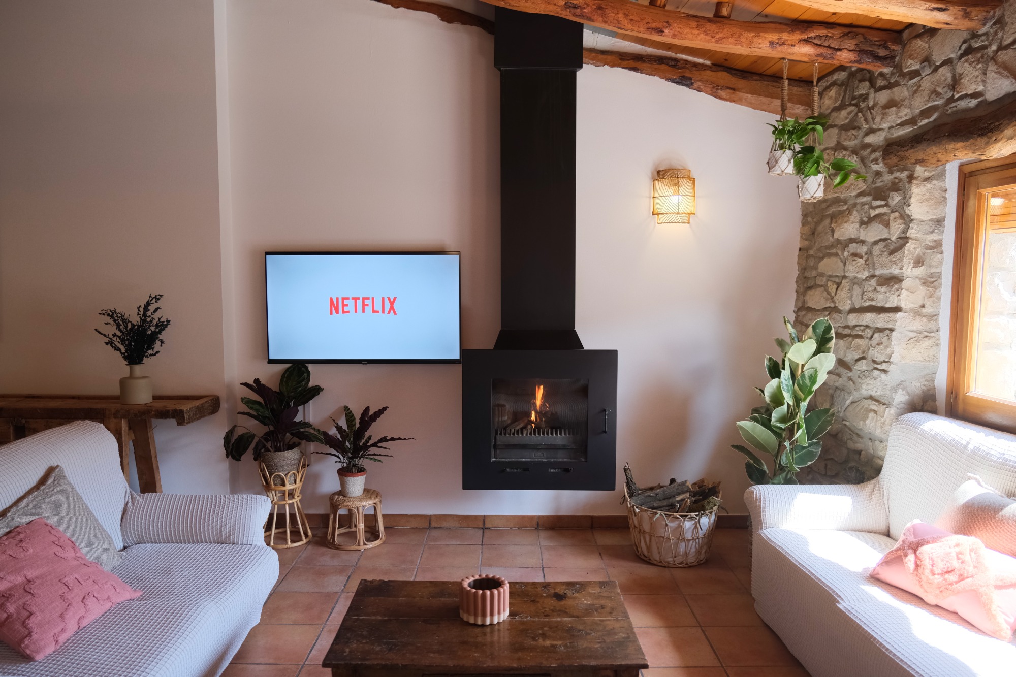 Sala de estar con chimenea de Cal Caminer