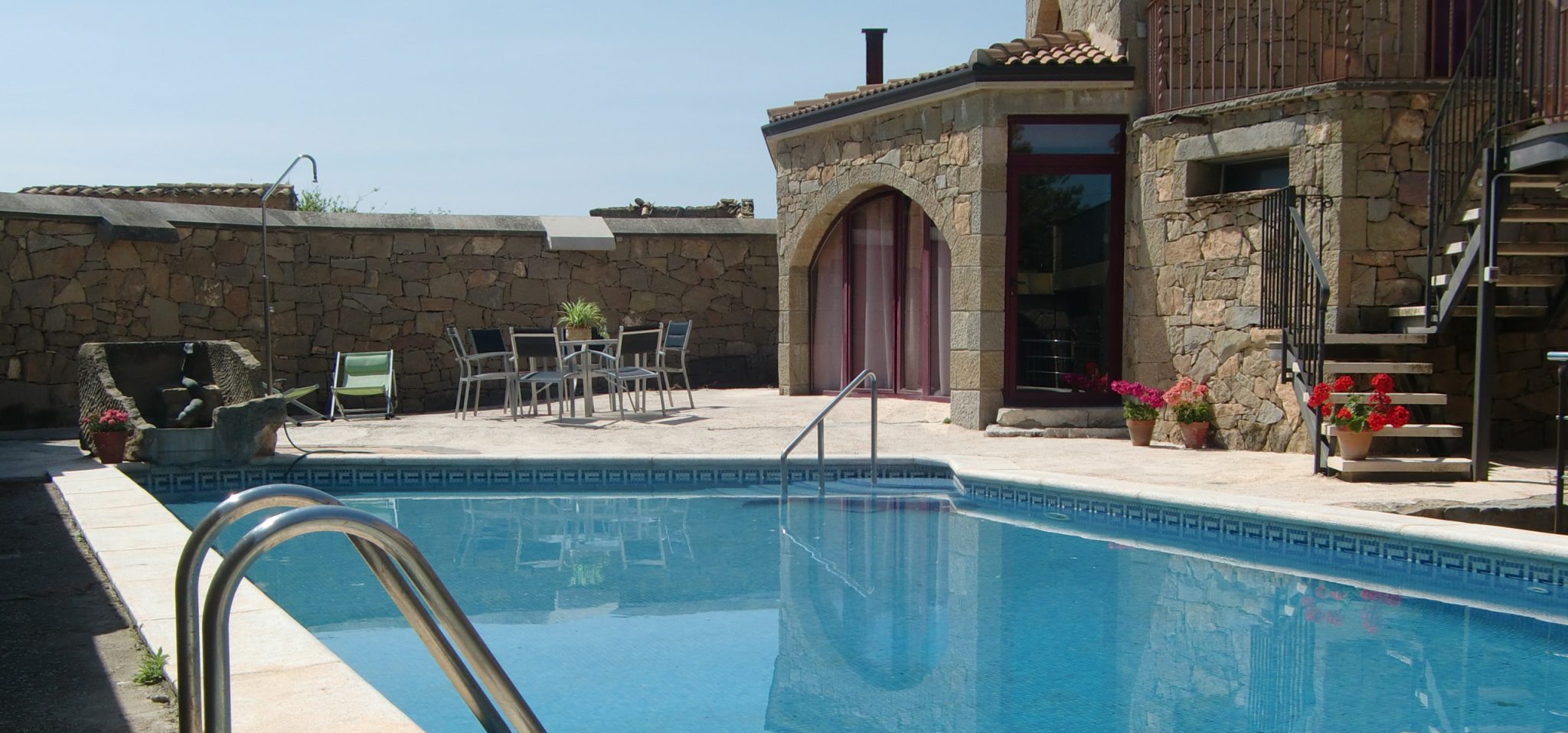 Piscina y patio de Cal Maso