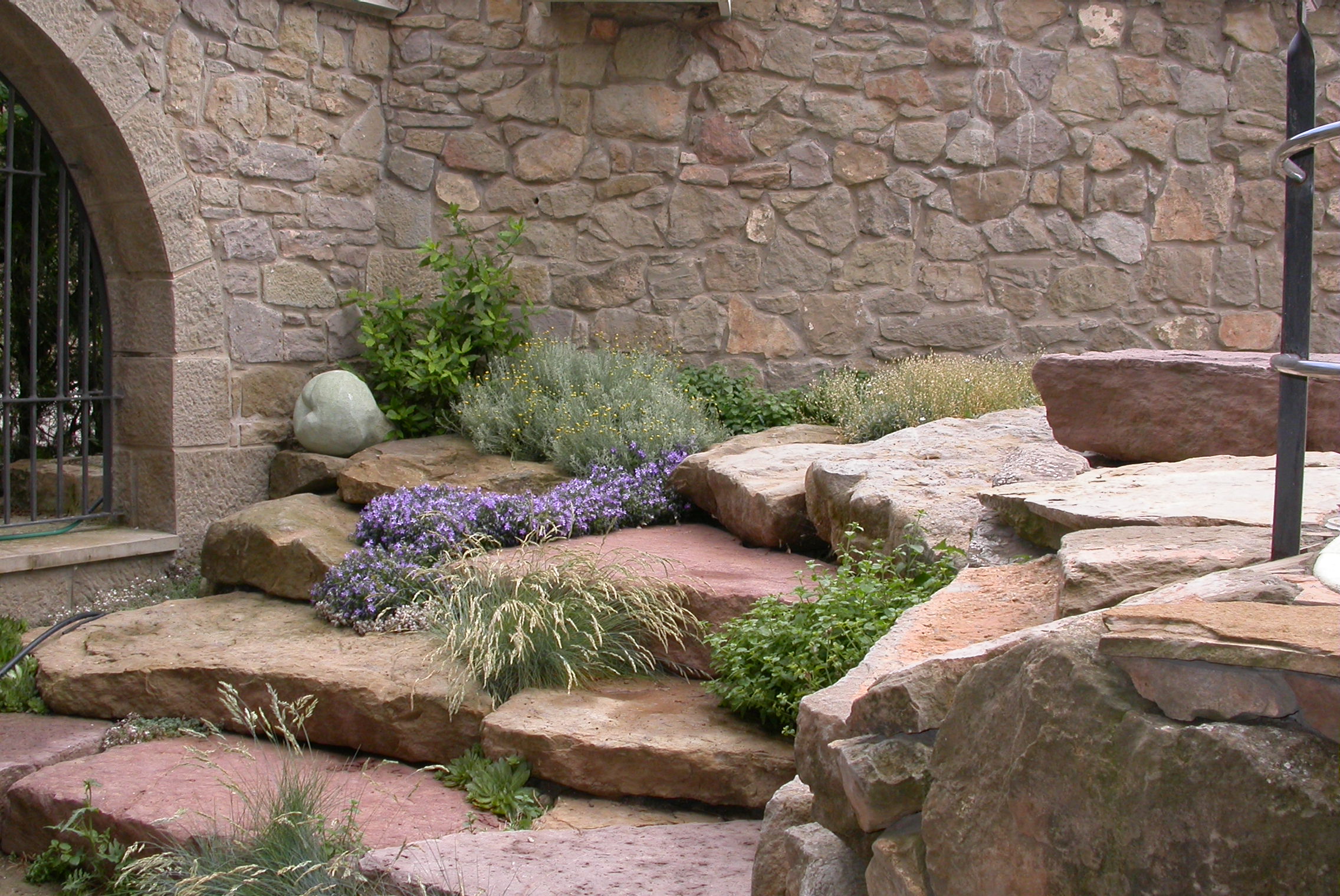 Jardín junto a la fachada de Cal Maso