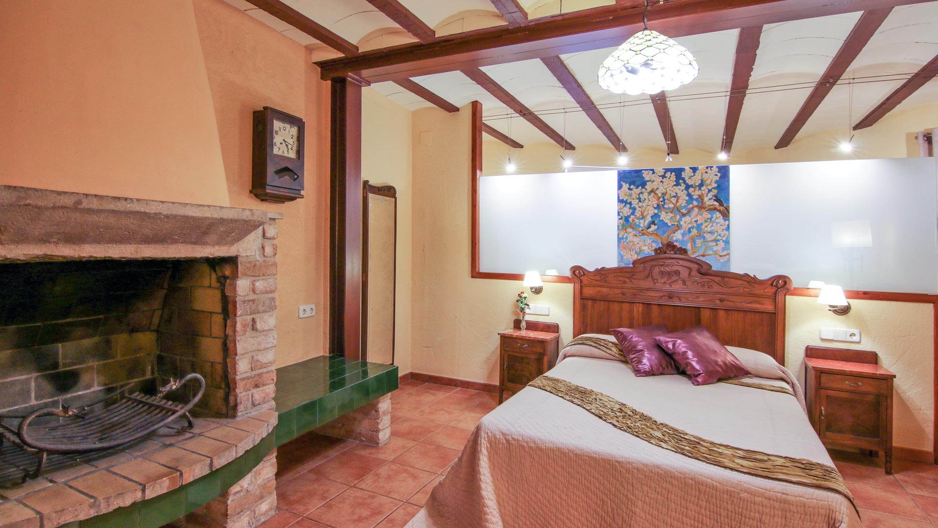 Dormitorio con chimenea de Cal Menut