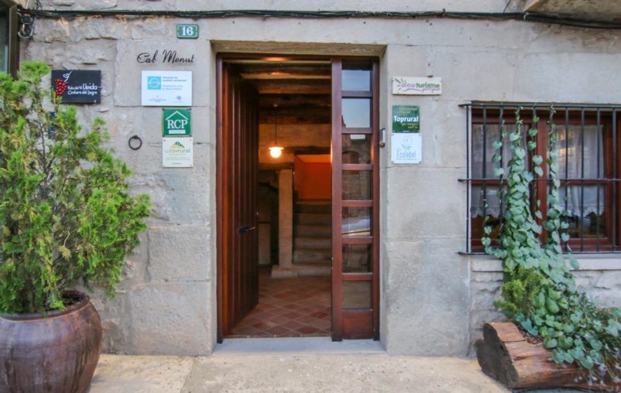 Entrada de la casa rural Cal Menut en Belianes
