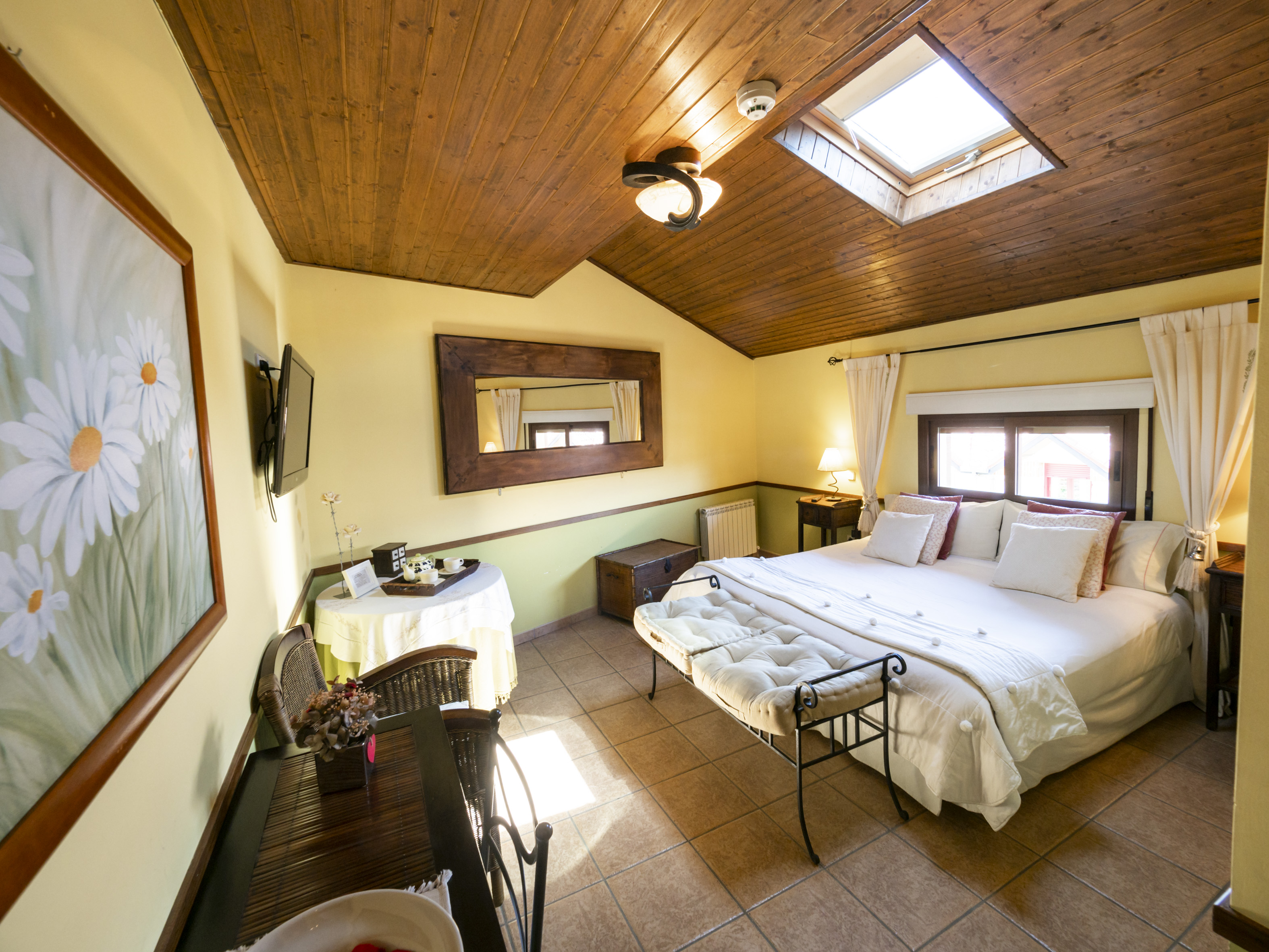 Habitación abuhardillada de Posada El Campanario