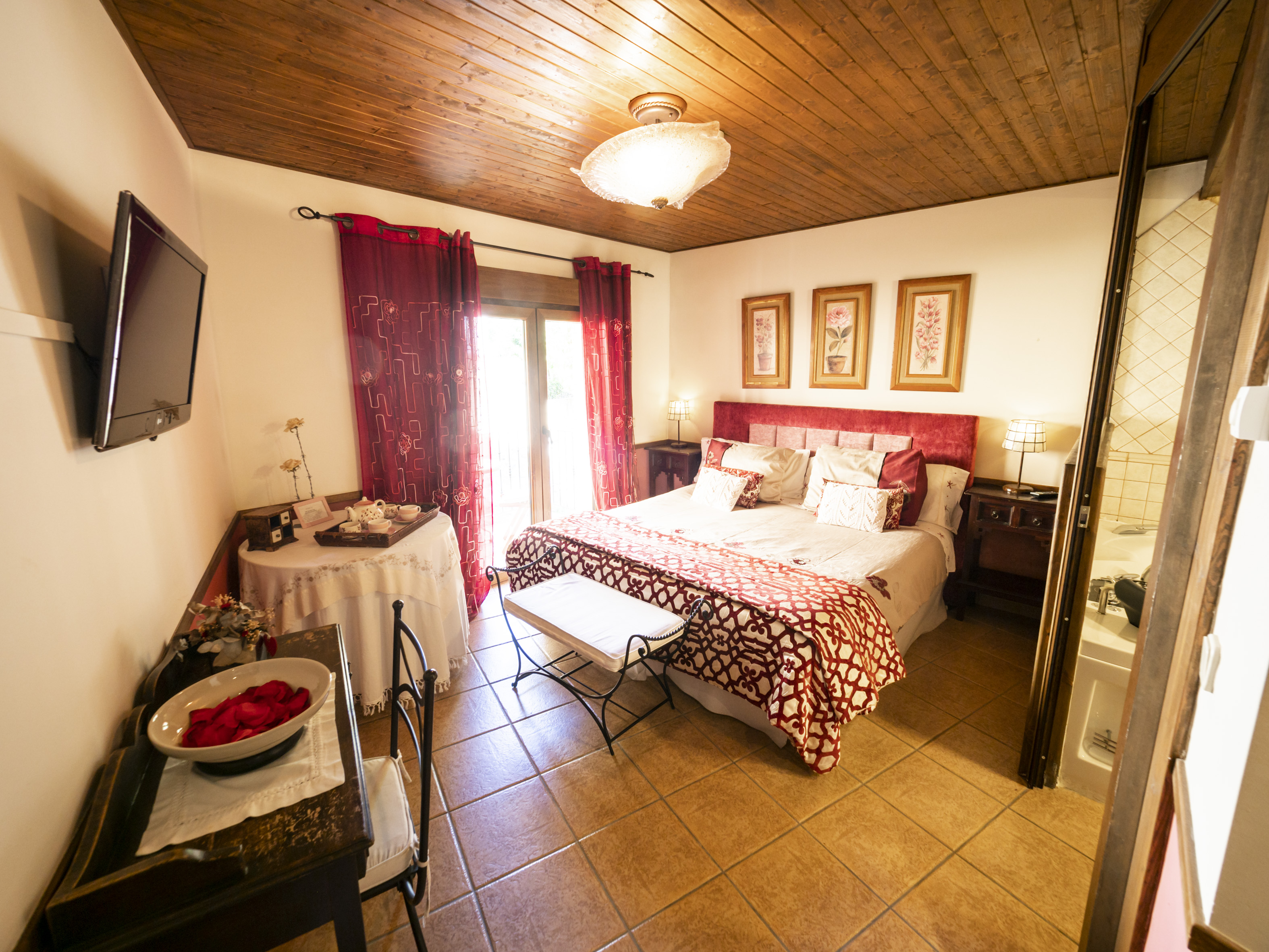 Dormitorio rústico de Posada El Campanario