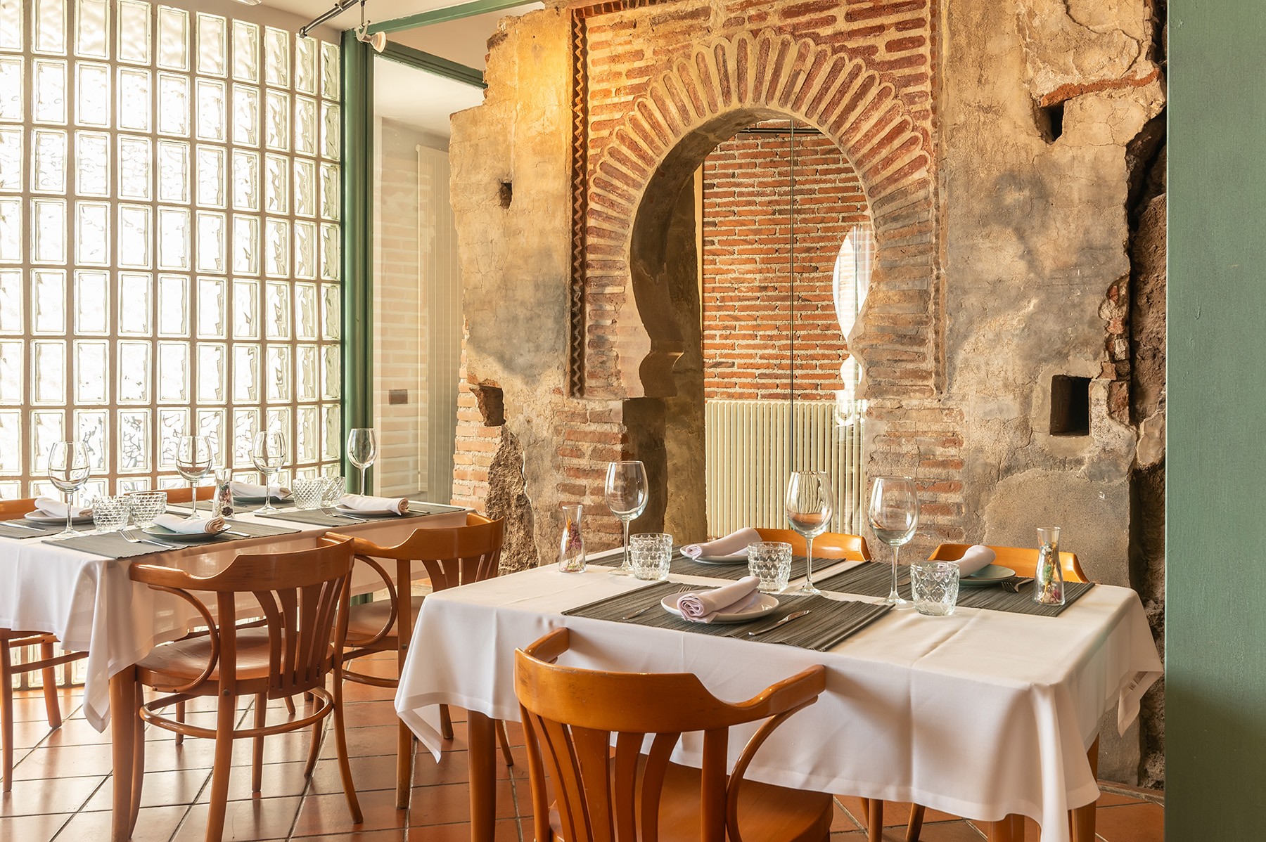 Arco histórico en el restaurante de la hospedería