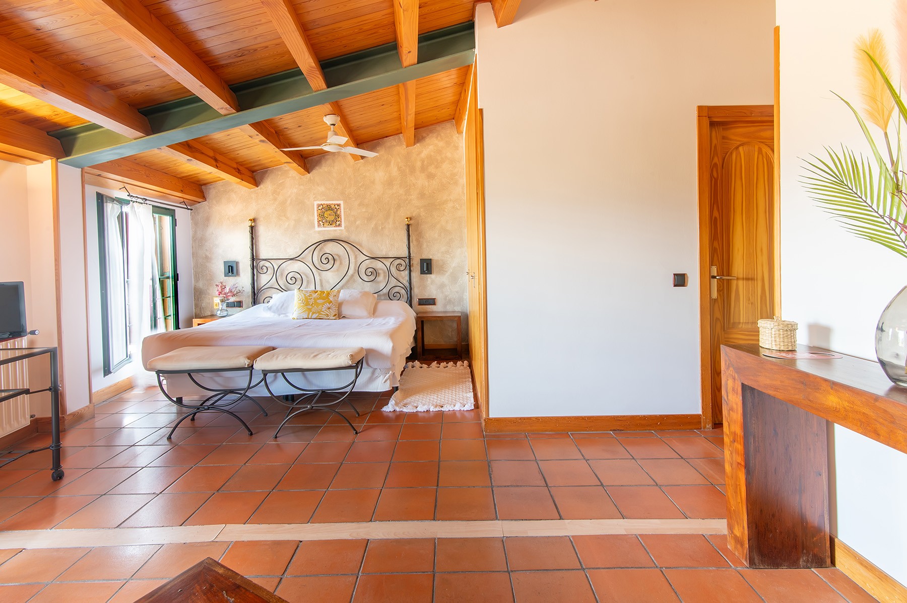 Suite con techo de madera de Hospedería El Arco