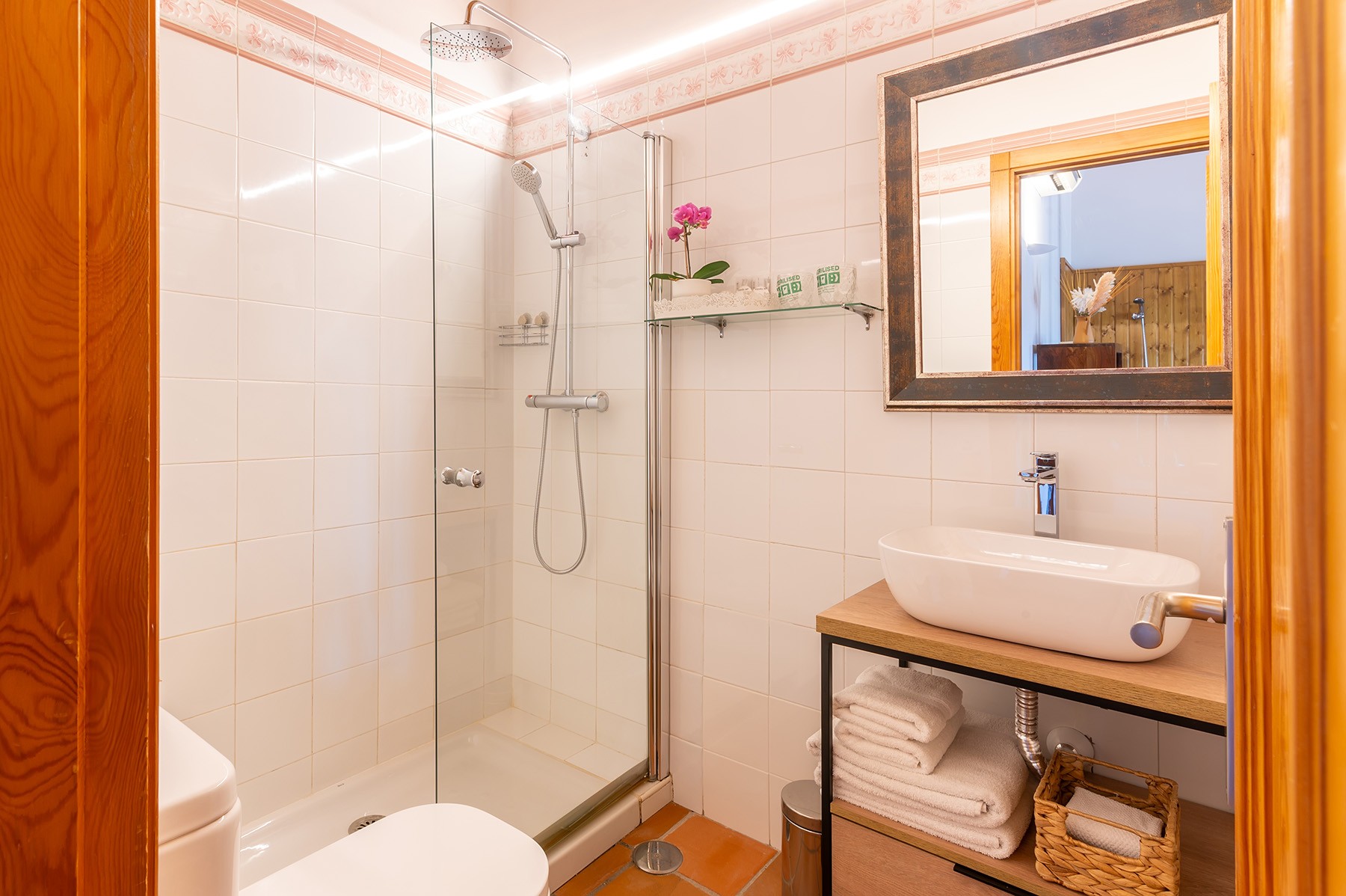 Baño de una habitación de Hospedería El Arco