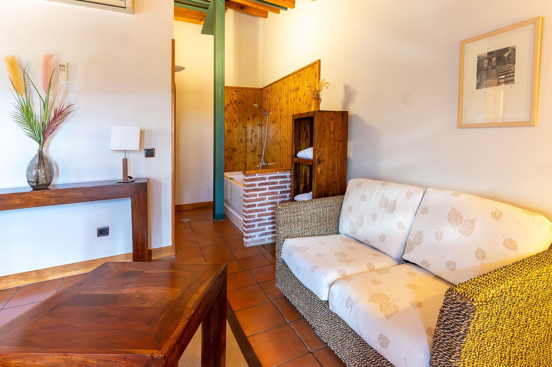 Sala de estar de una habitación de Hospedería El Arco