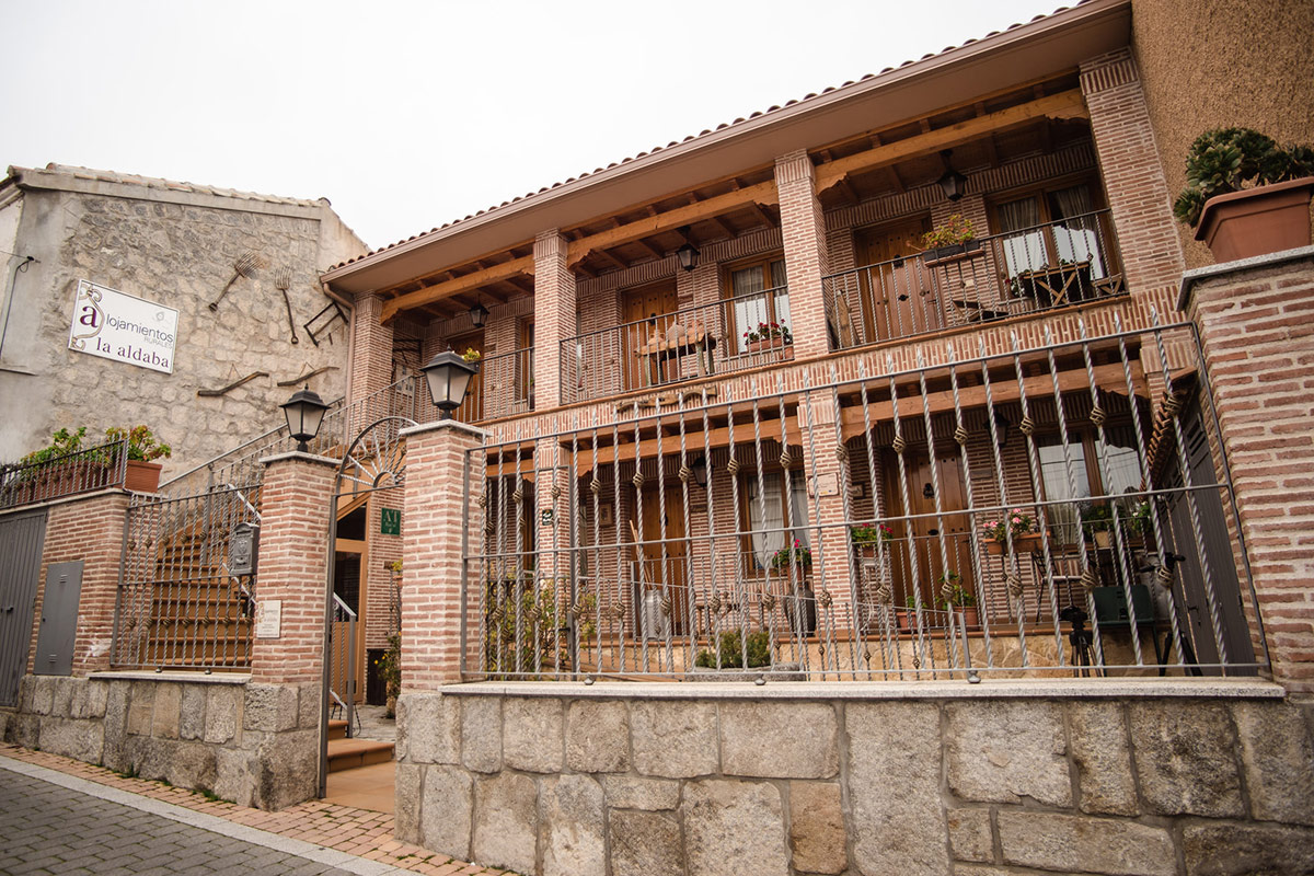Fachada de Alojamientos La Aldaba en Navalagamella