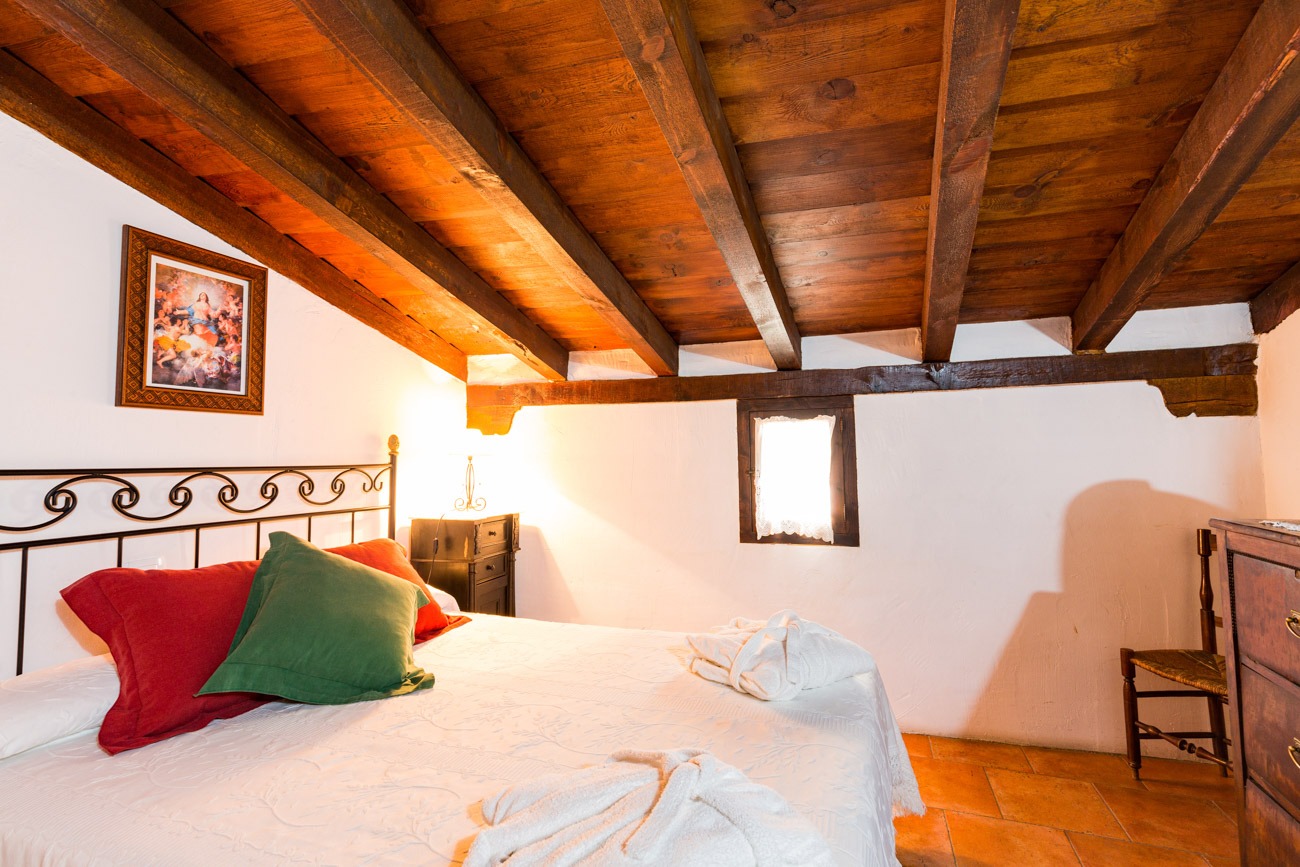 Dormitorio abuhardillado de La Casa de los Soportales