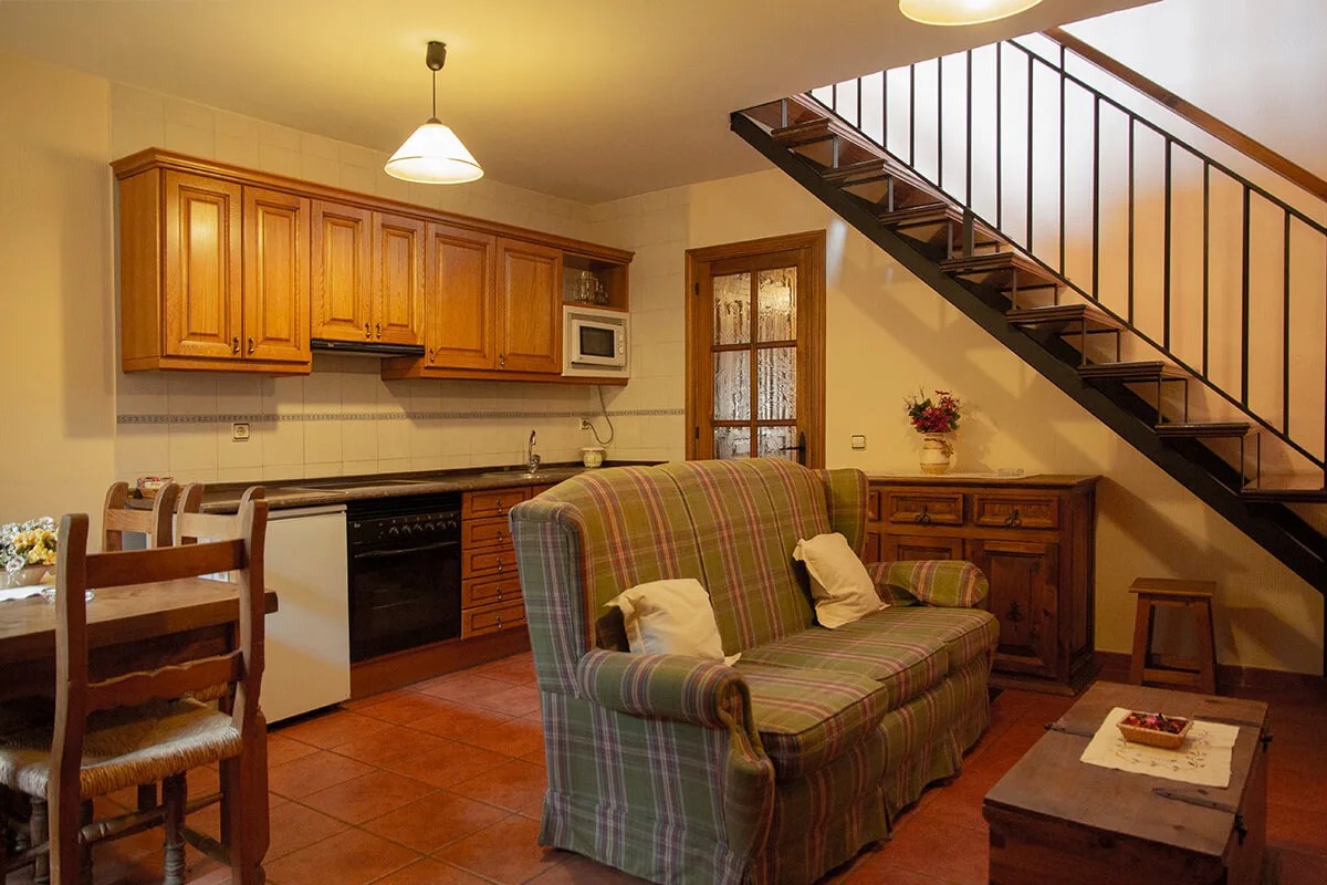 Cocina y salón de un apartamento de La Casona de Gascones