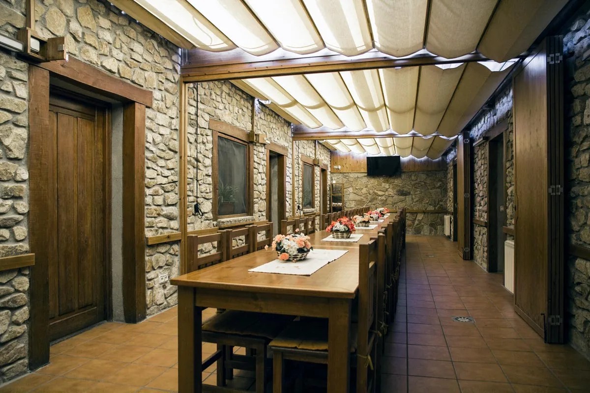 Salón para grupos de los apartamentos de La Casona de Gascones