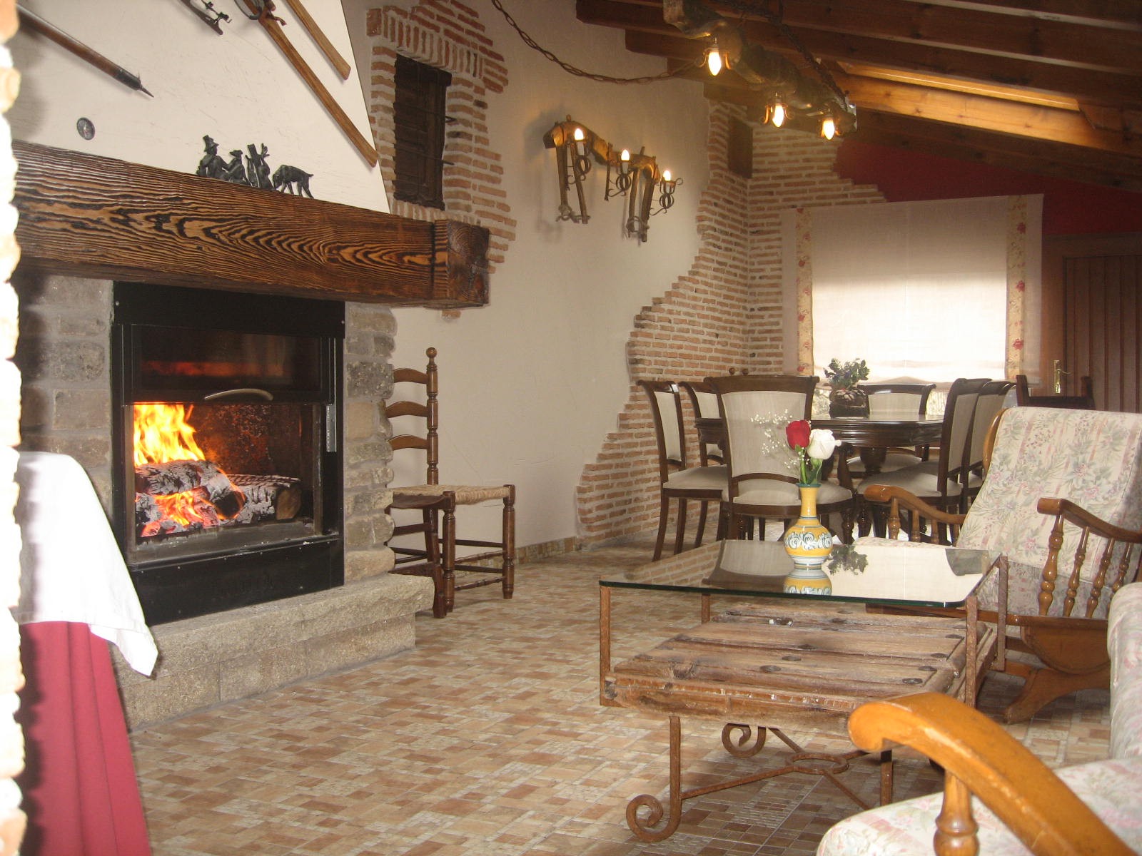 Salón con chimenea de Los Frutales