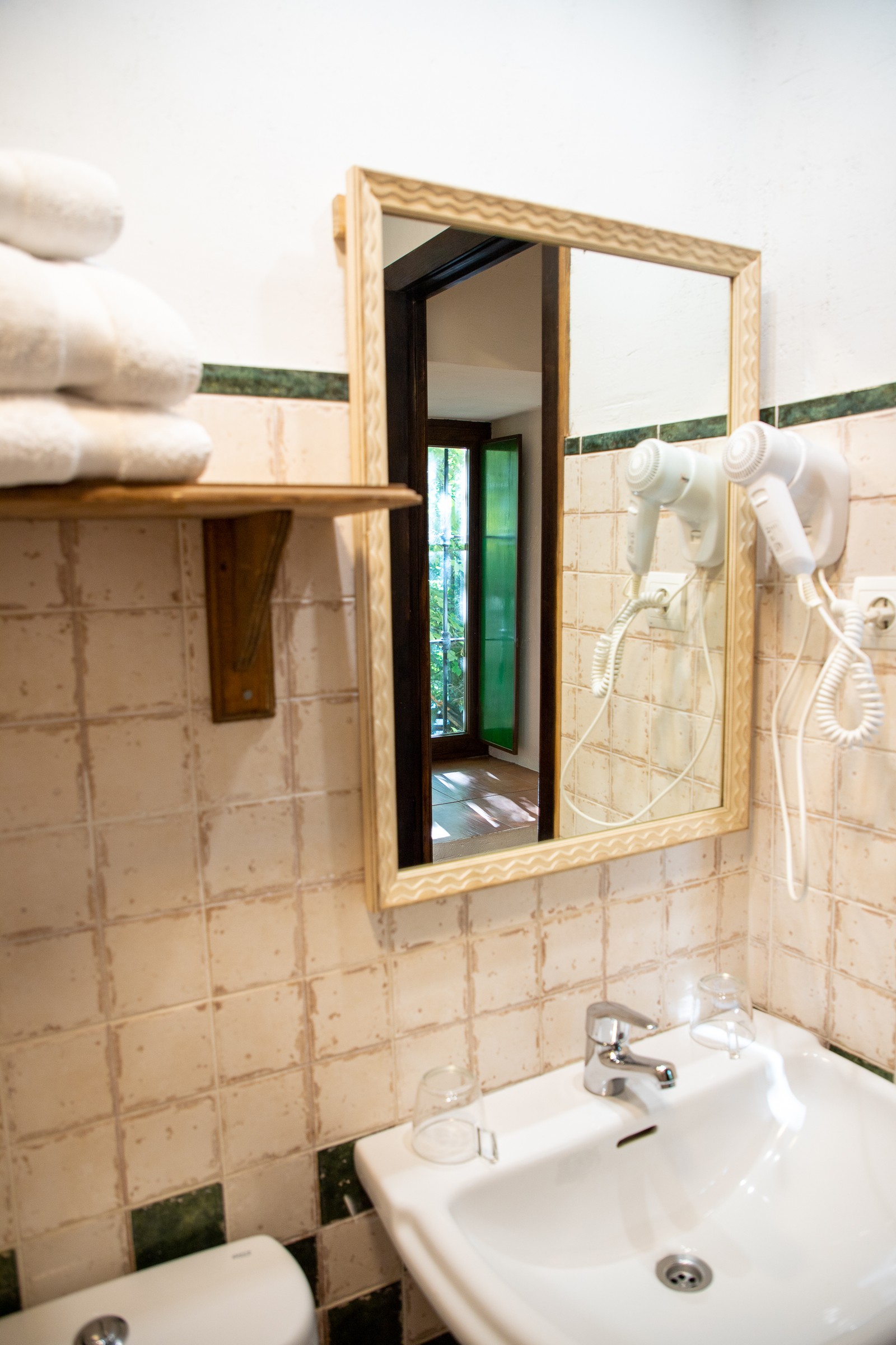 Lavabo de una habitación de Posada Peña Pintada