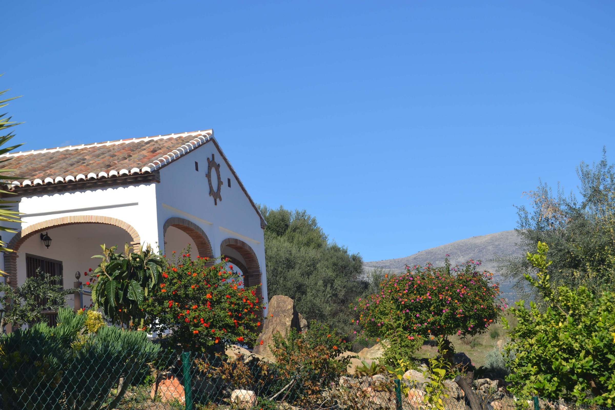 Fachada de una casa de Alojamientos Huetor