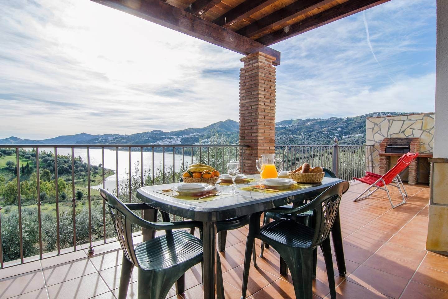 Terraza con vistas al embalse de La Viñuela