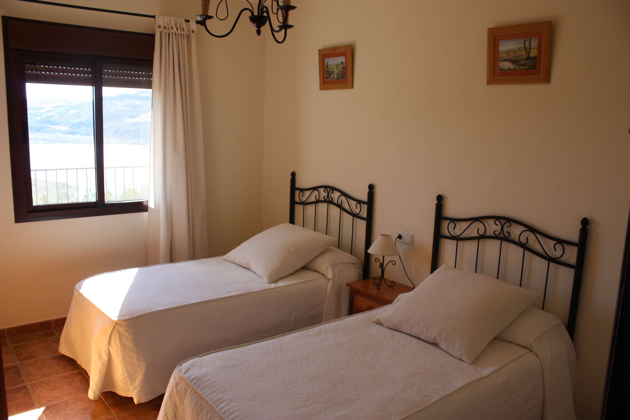 Habitación con dos camas de Alojamientos Huetor