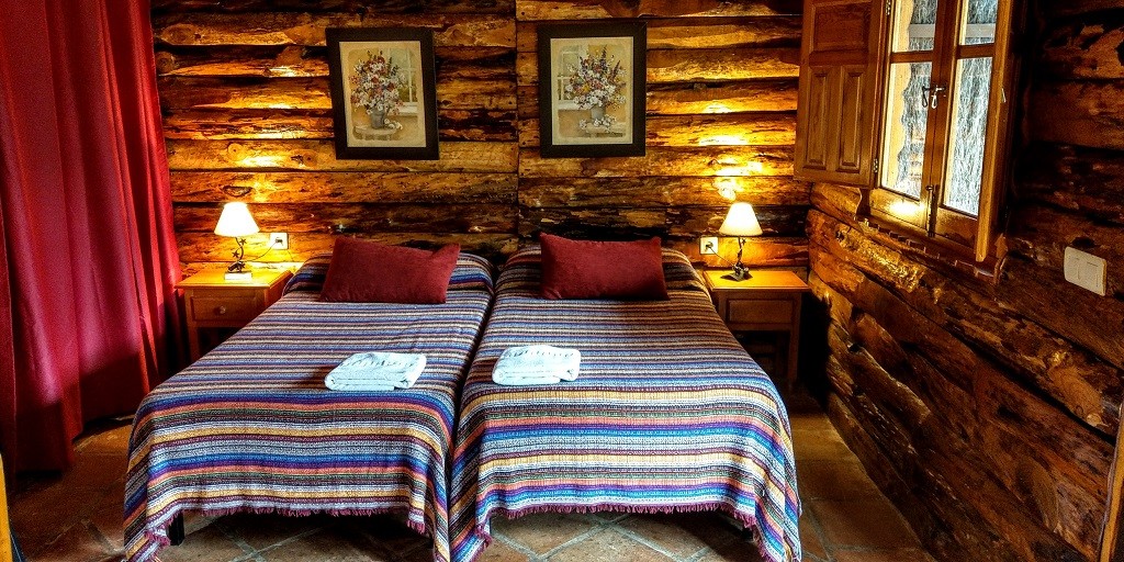 Dormitorio de una cabaña de Jimera de Líbar