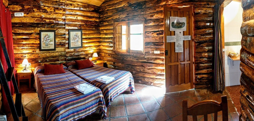 Interior con camas de cabaña de Jimera de Líbar