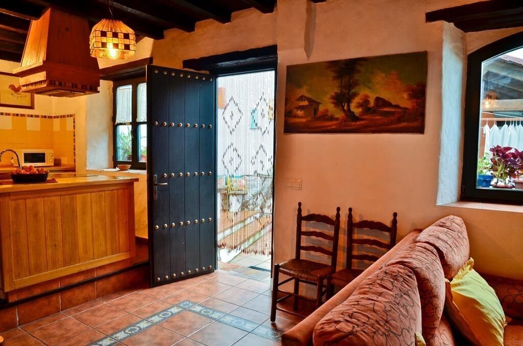 Sala de estar y cocina de Casa Puerta Verde en Cortes de la Frontera