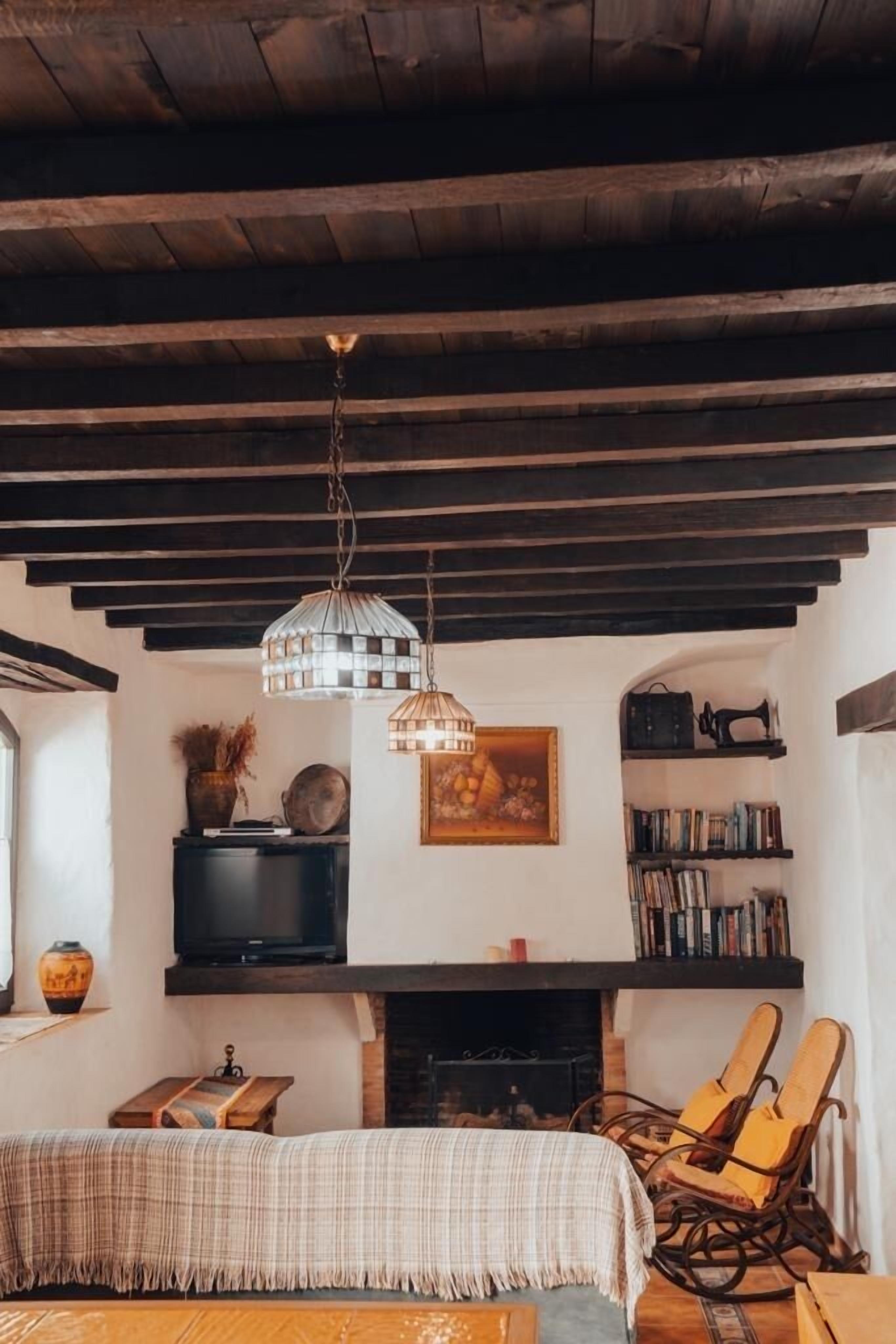 Salón con chimenea de Casa Puerta Verde en Cortes de la Frontera