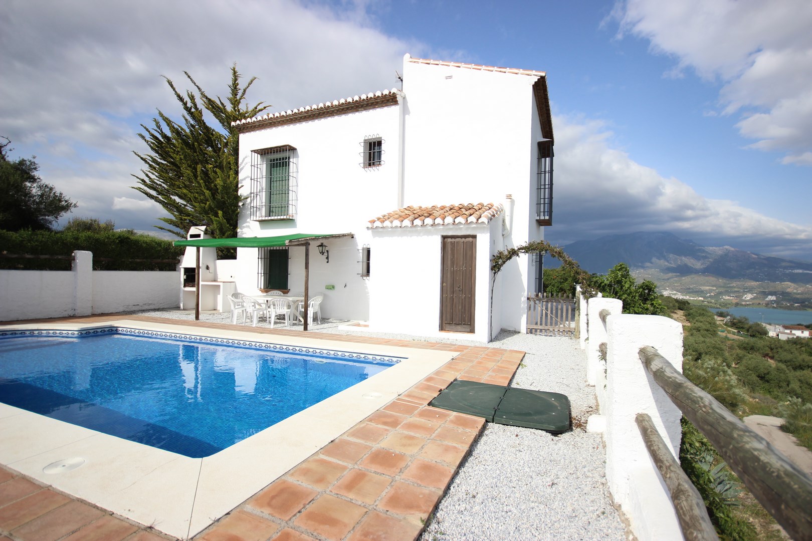 Fachada y piscina de la casa 1 de Casas de Cantoblanco
