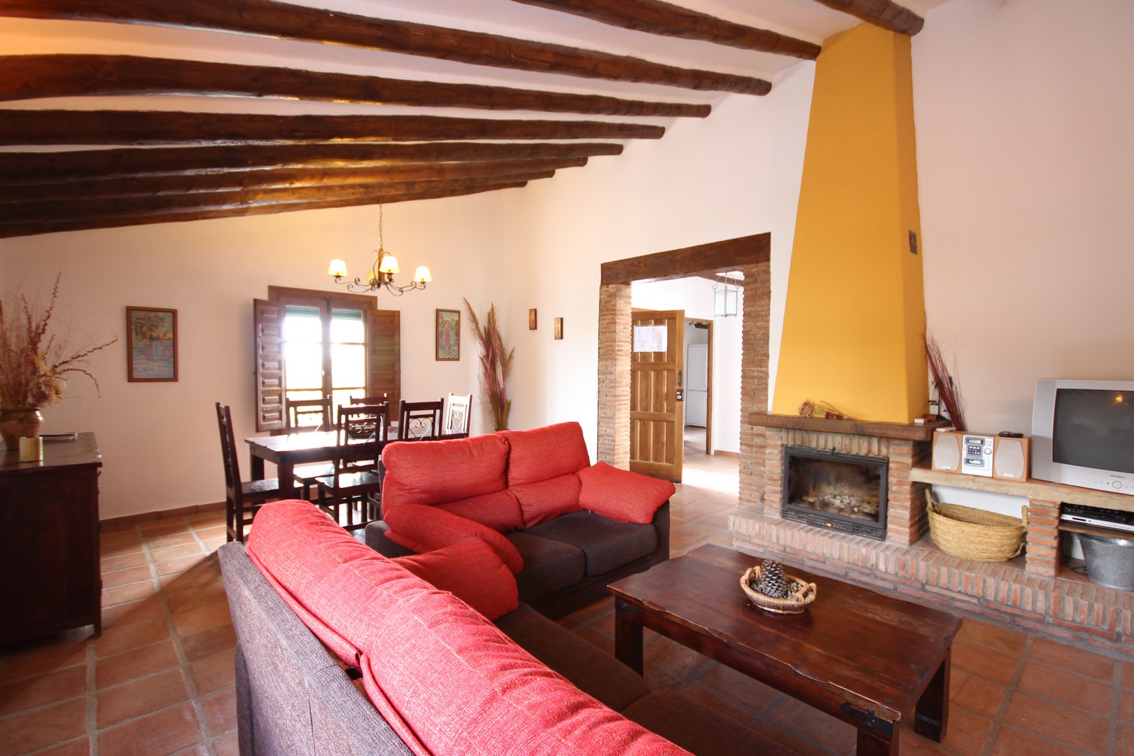 Salón con chimenea de la casa 1 de Casas de Cantoblanco