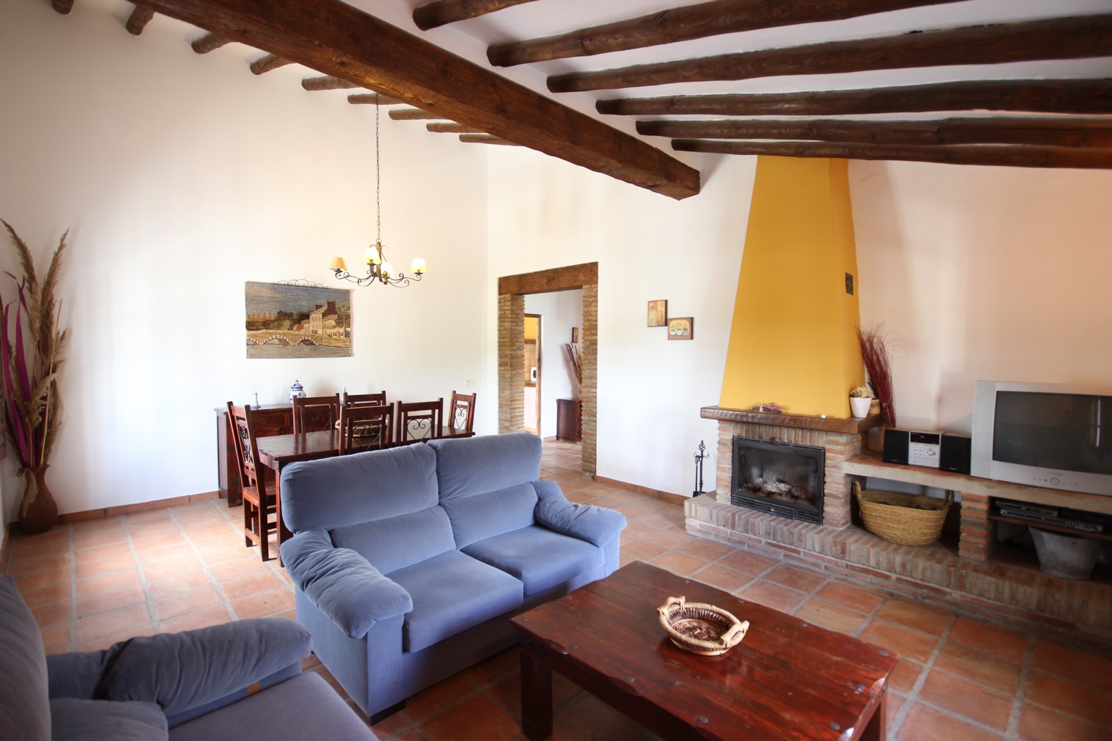 Salón con chimenea de la casa 2 de Casas de Cantoblanco