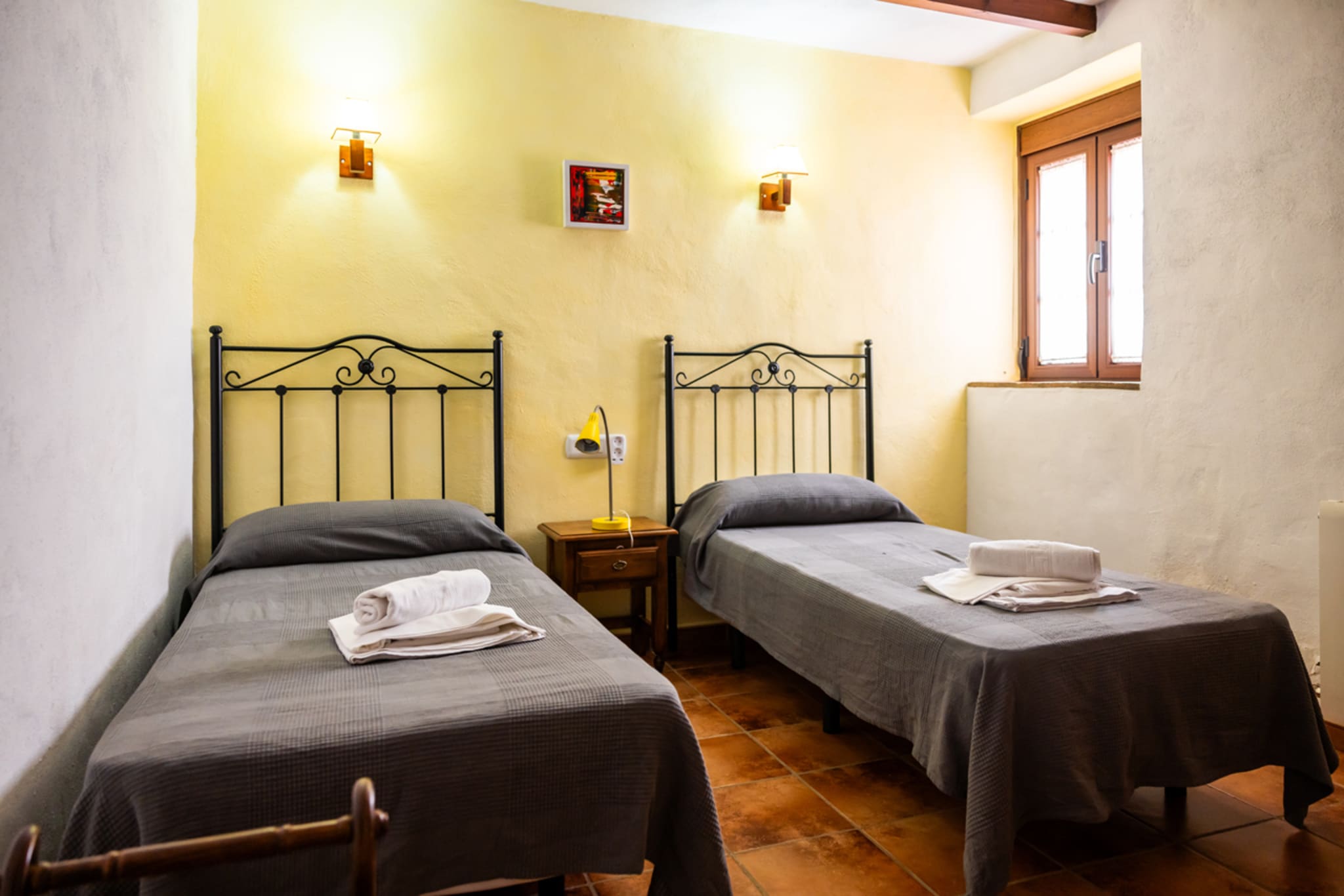 Dormitorio de dos camas del cortijo