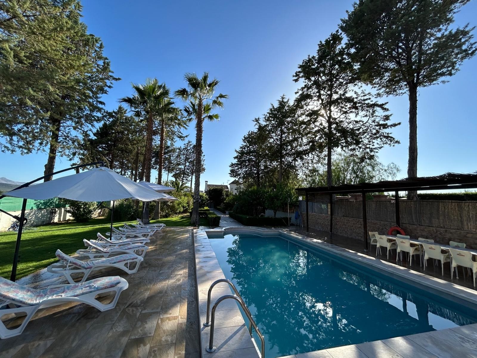 Piscina y jardín de El Canal