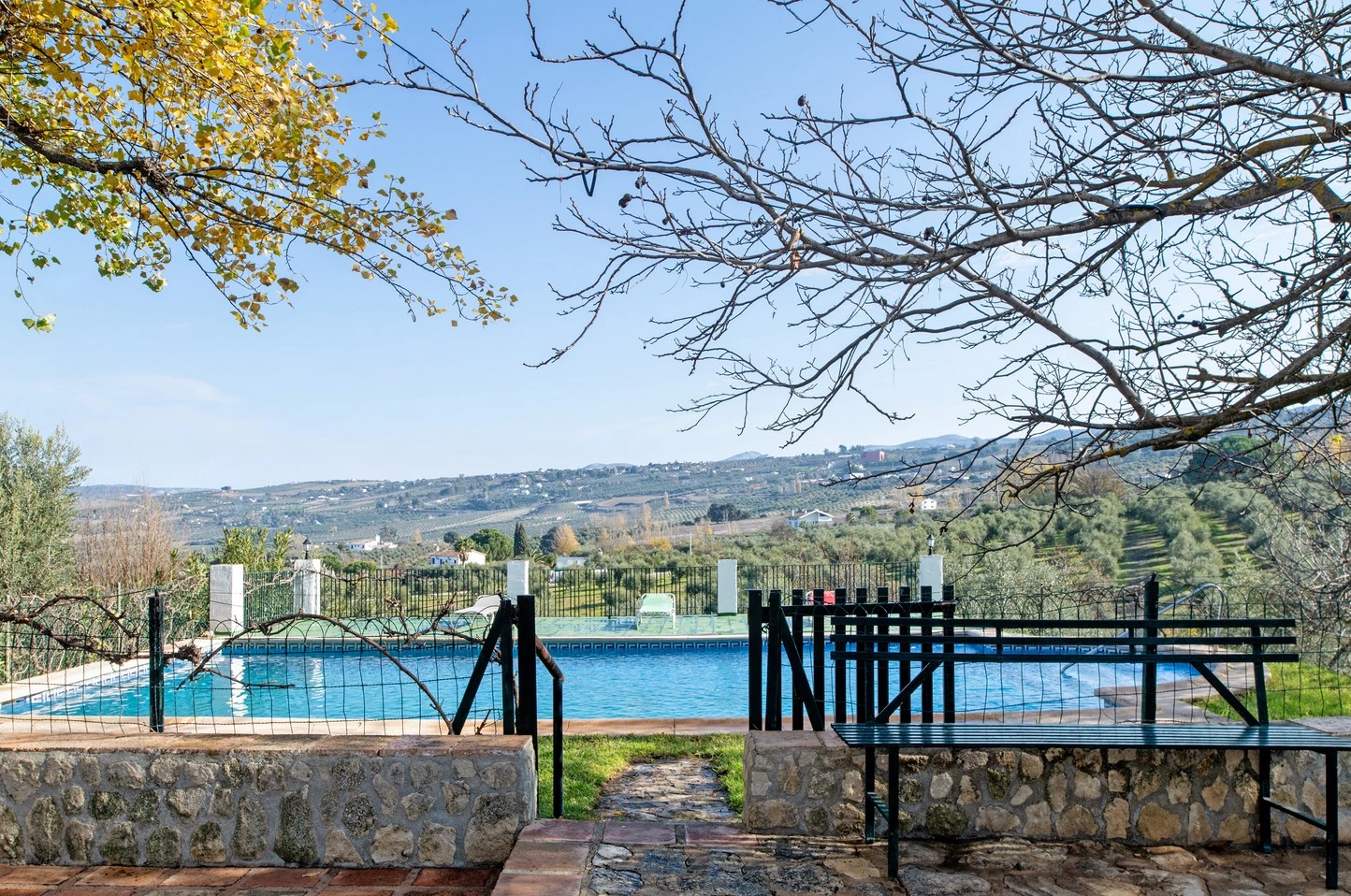 Piscina con vistas al valle de Casa Rural Fuente Dulce en Ronda