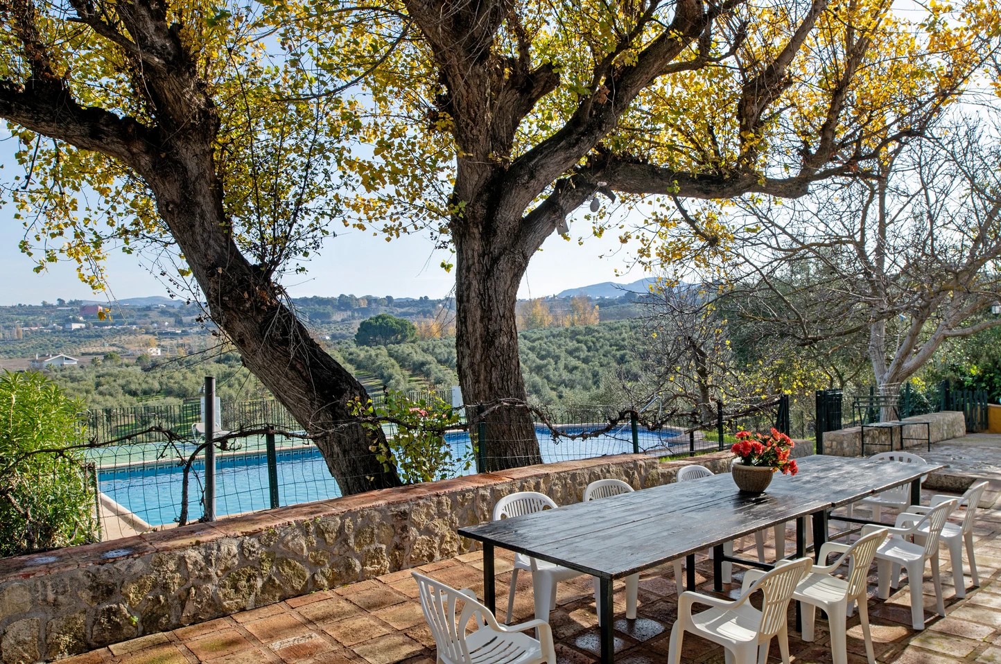 Terraza junto a la piscina de Casa Rural Fuente Dulce en Ronda