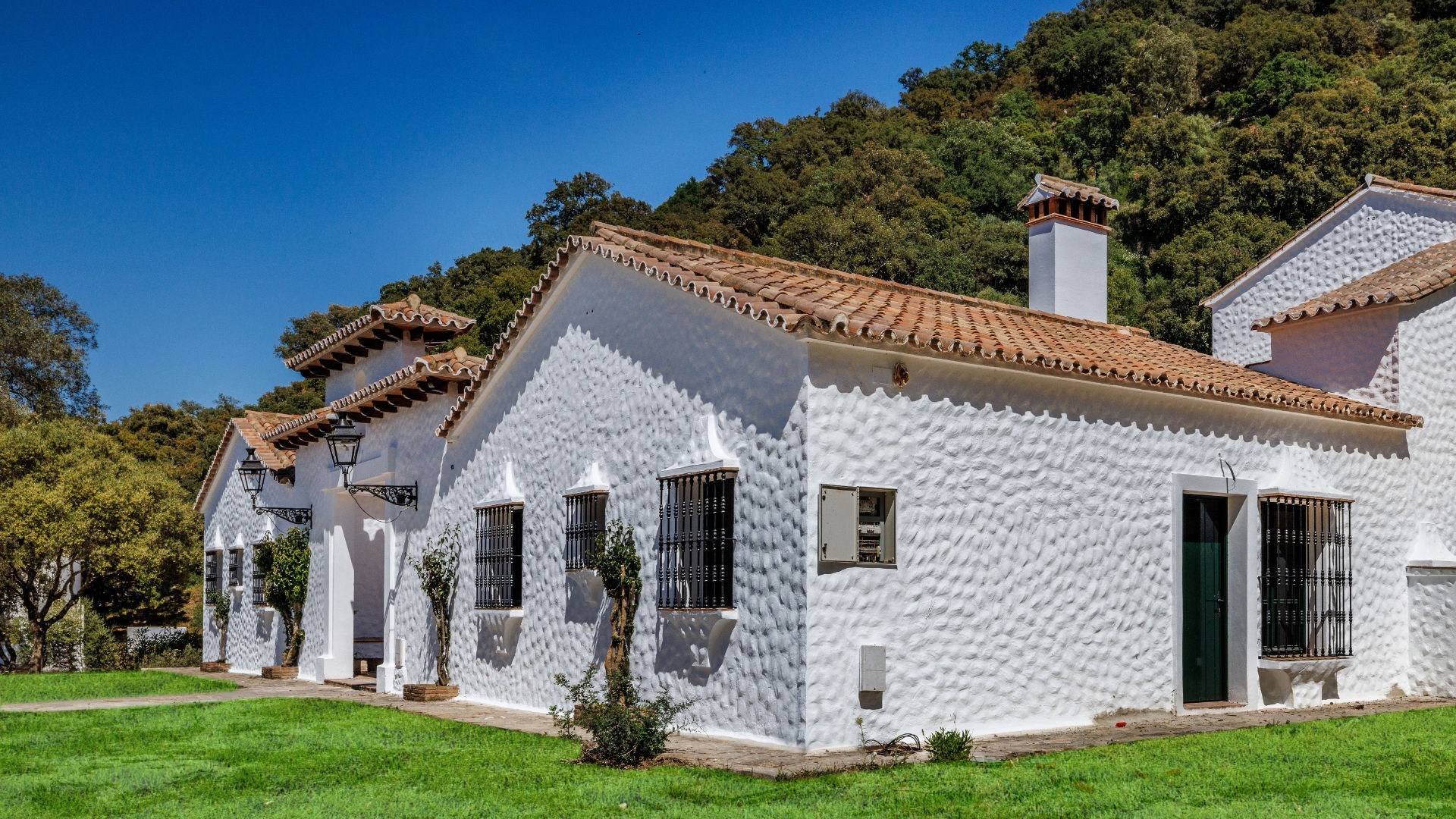 Edificios encalados de Karma La Herriza