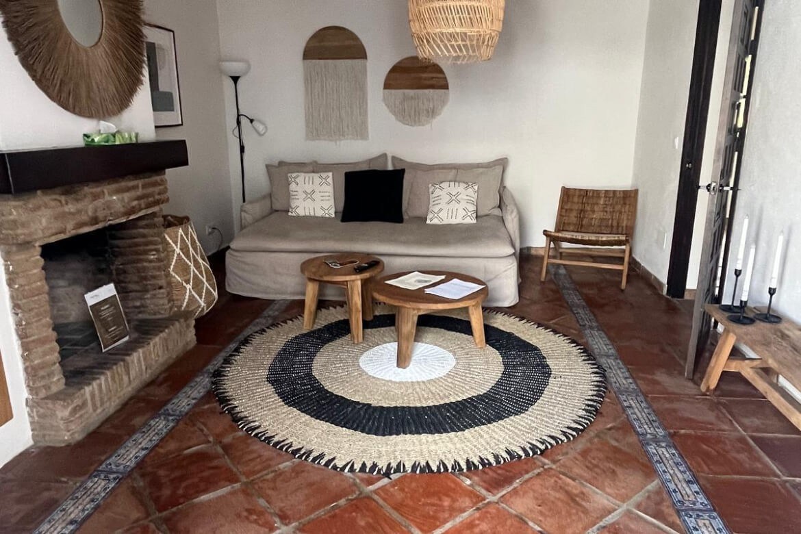 Salón con chimenea de Karma La Herriza