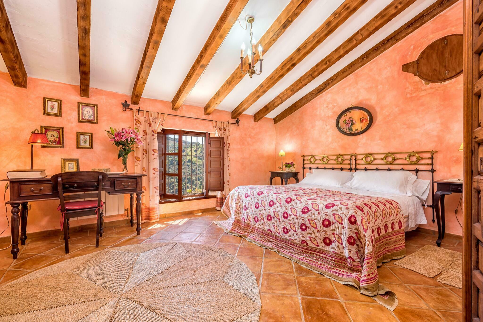 Dormitorio con techo de madera de Lagar Los Pilones
