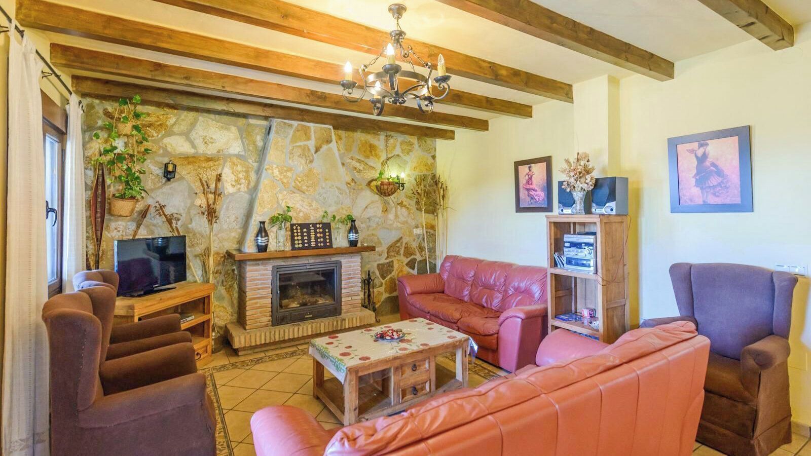 Salón con chimenea de La Meica