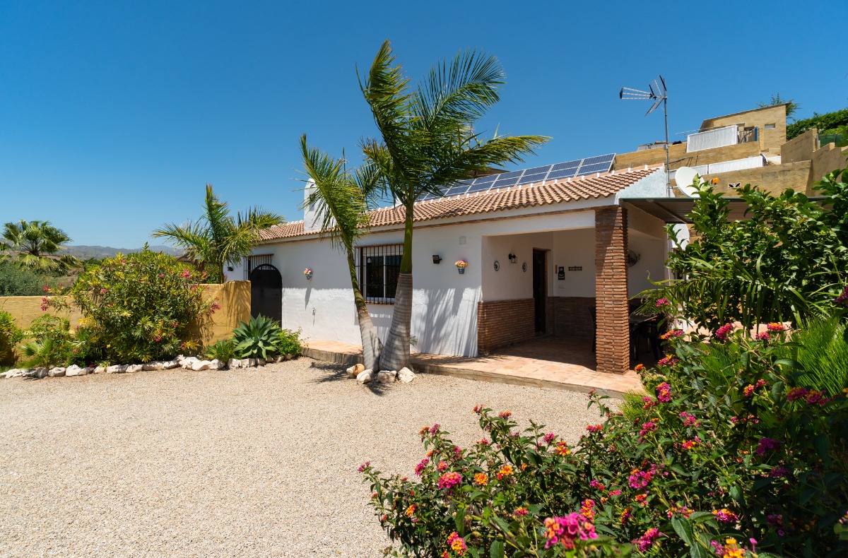 Fachada y jardín de Los Aperos 1
