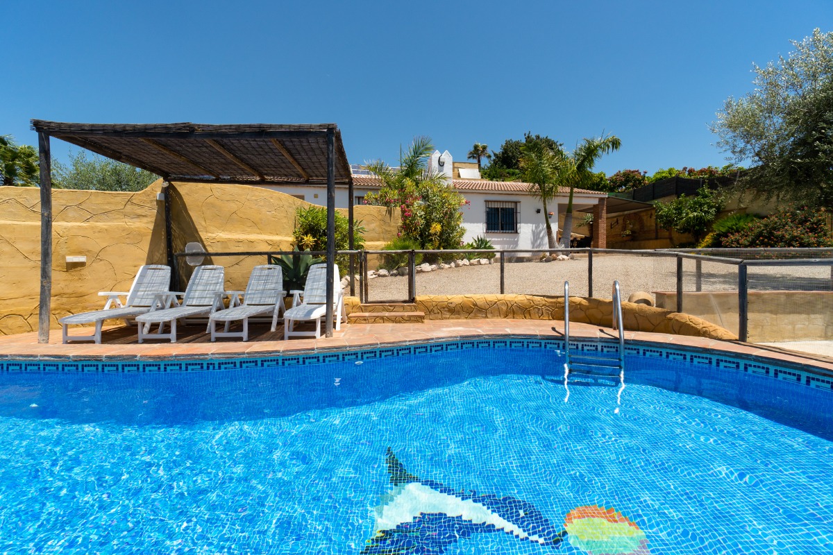 Fachada junto a la piscina de Los Aperos 1