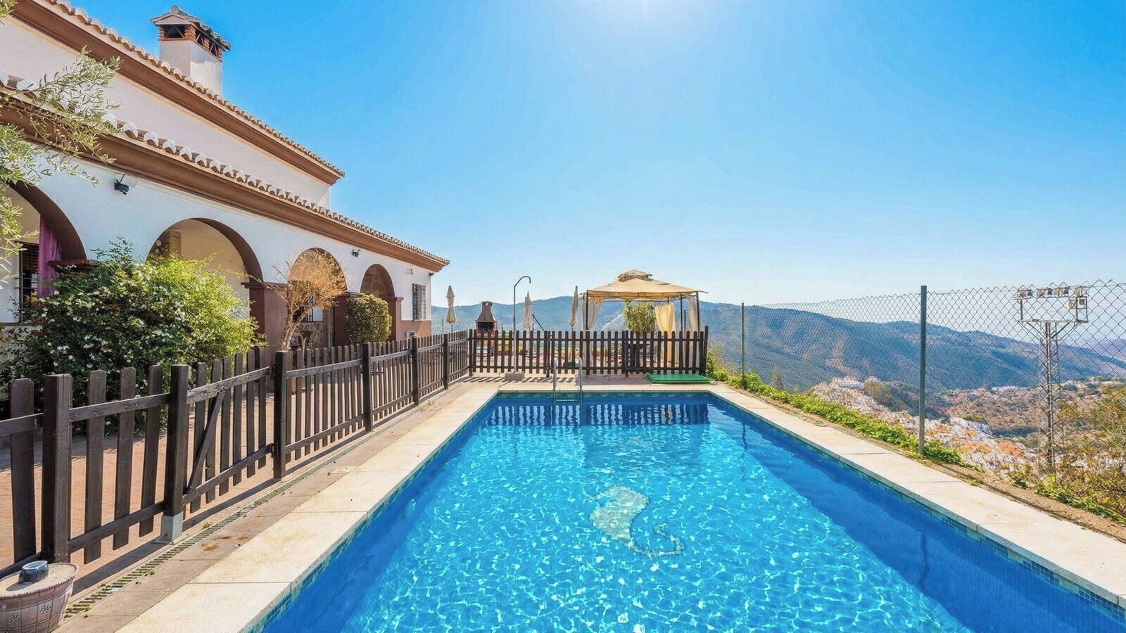Fachada y piscina de Casa Rural Los Hidalgos de Totalán