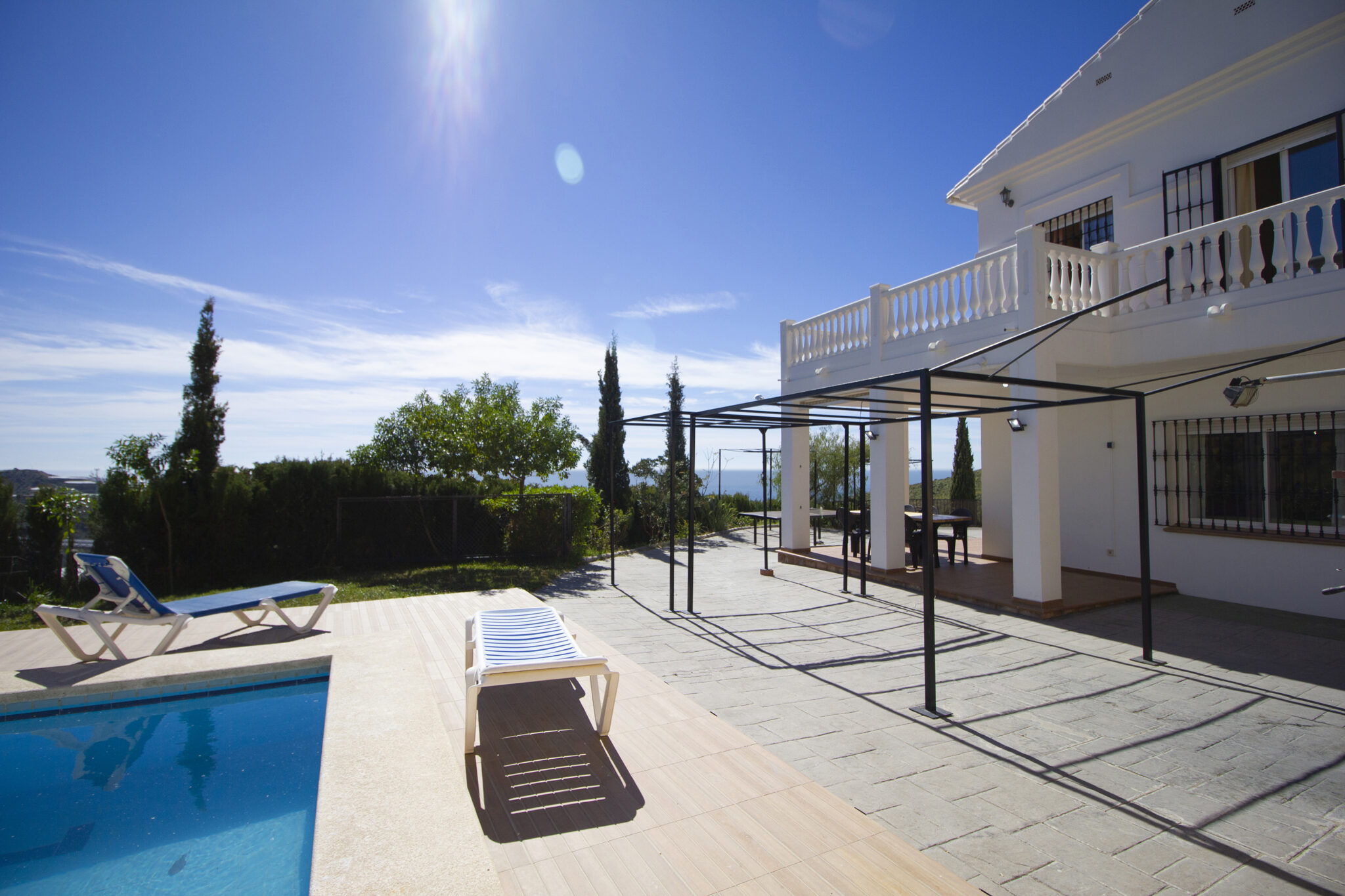 Terraza junto a la piscina de Juncos de Mar