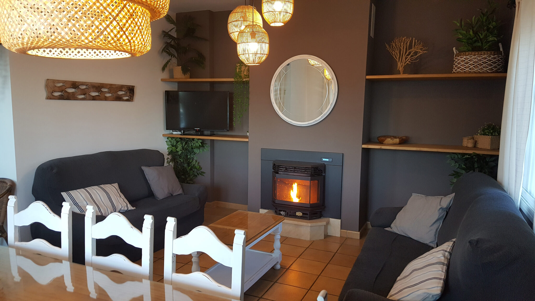 Salón con chimenea de Juncos de Mar